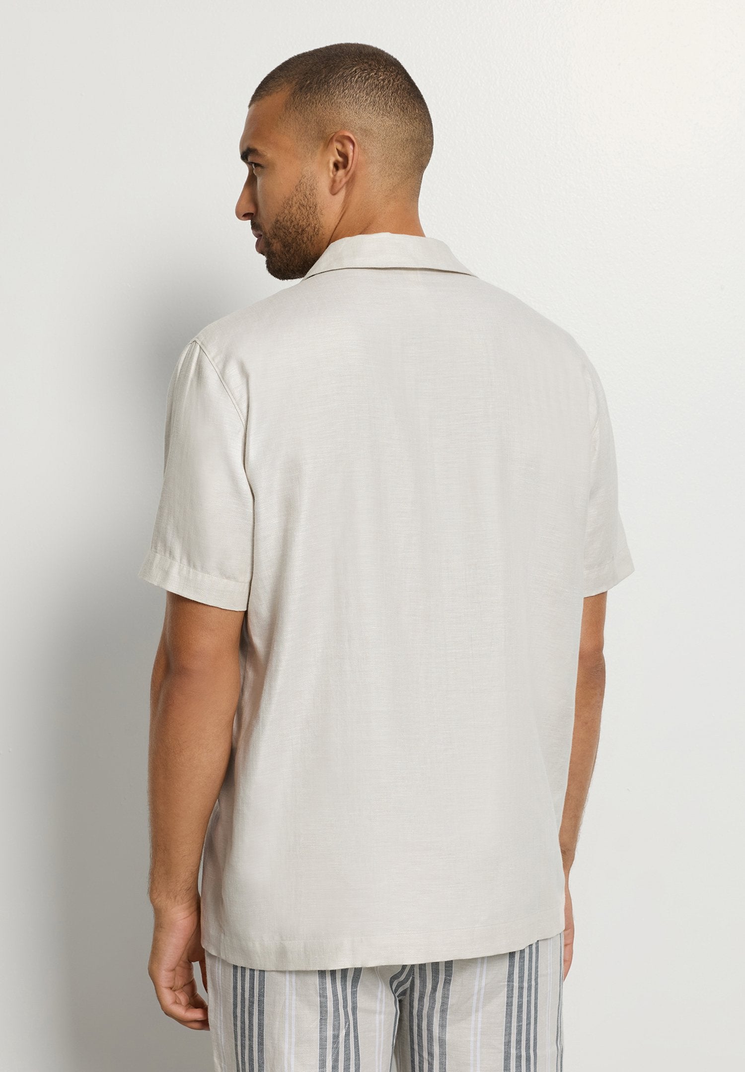 hanro-urban-casuals-s-slv-shirt-kurzarmhemd-sandy-leinen image 4