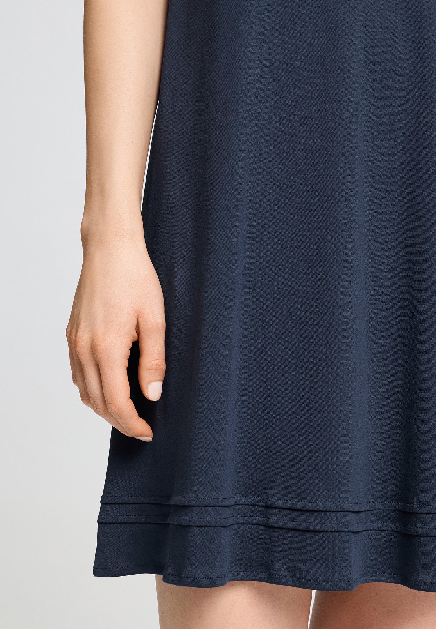 hanro-pilar-nachthemd-kurzarm-95cm-deep-navy-baumwolle image 6