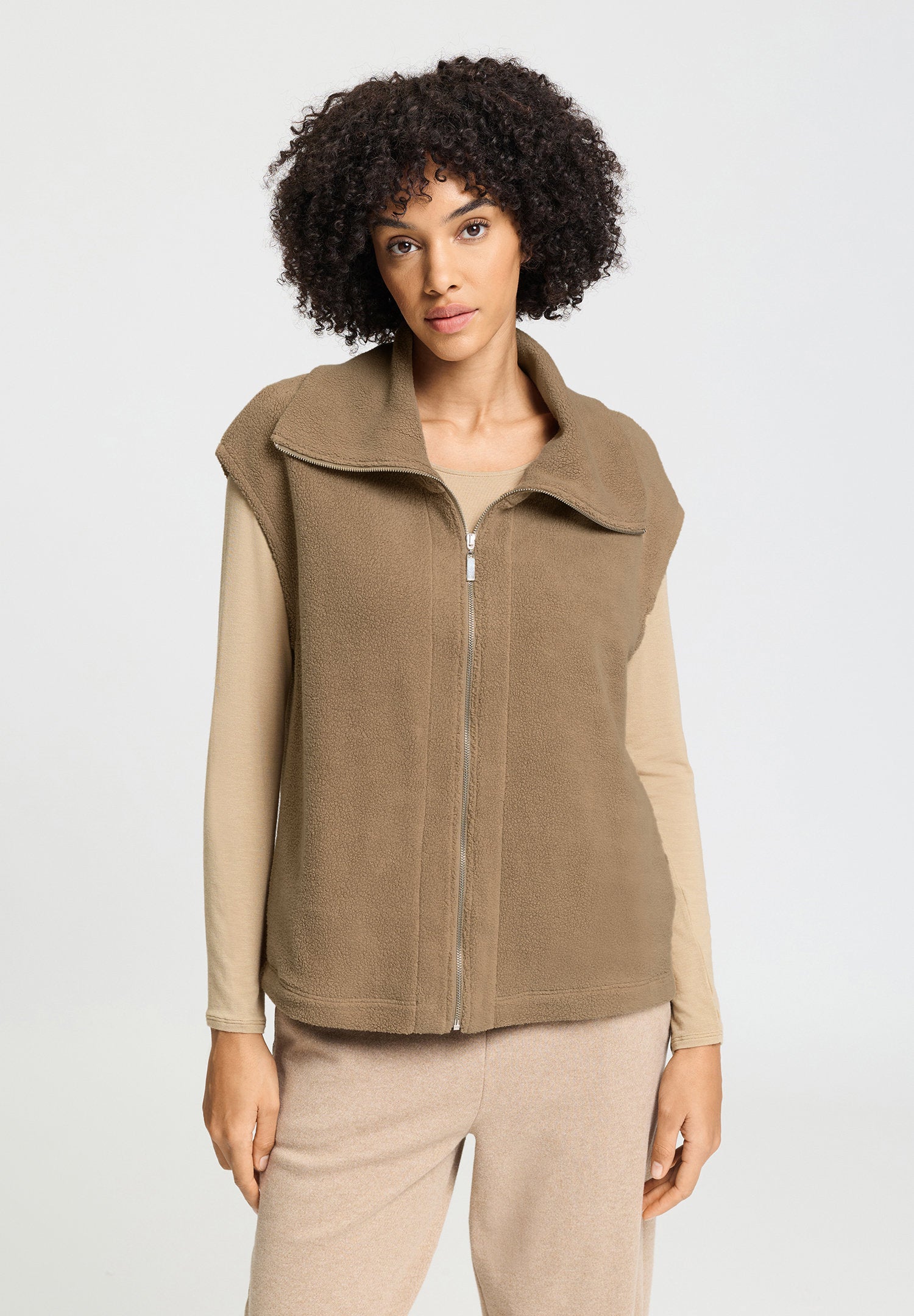 hanro-easy-wear-weste-damen-suede-camel-teddyfleece image 2