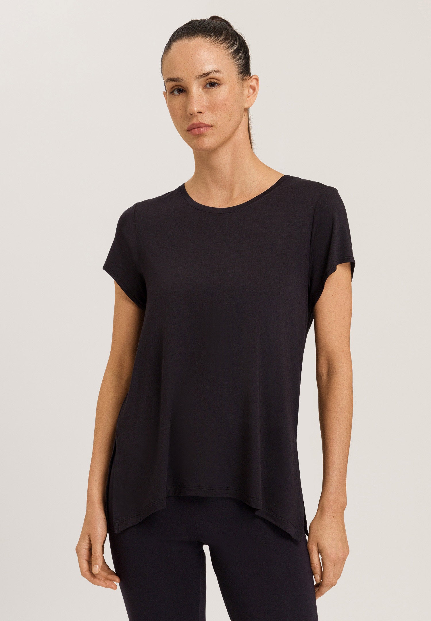 hanro-yoga-kurzarm-shirt-micromodal-black-beauty image 2
