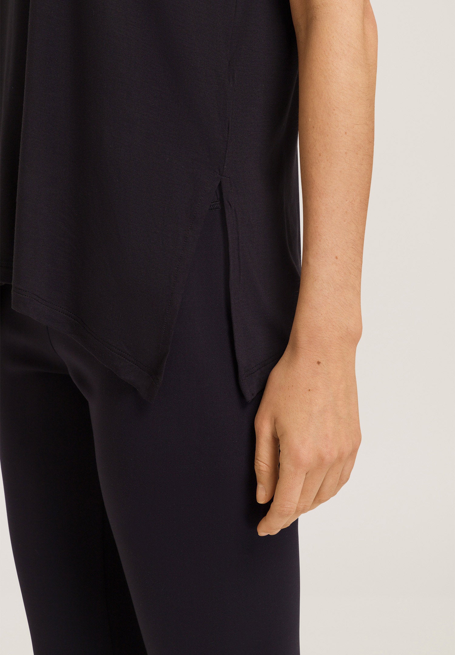 hanro-yoga-kurzarm-shirt-micromodal-black-beauty image 7