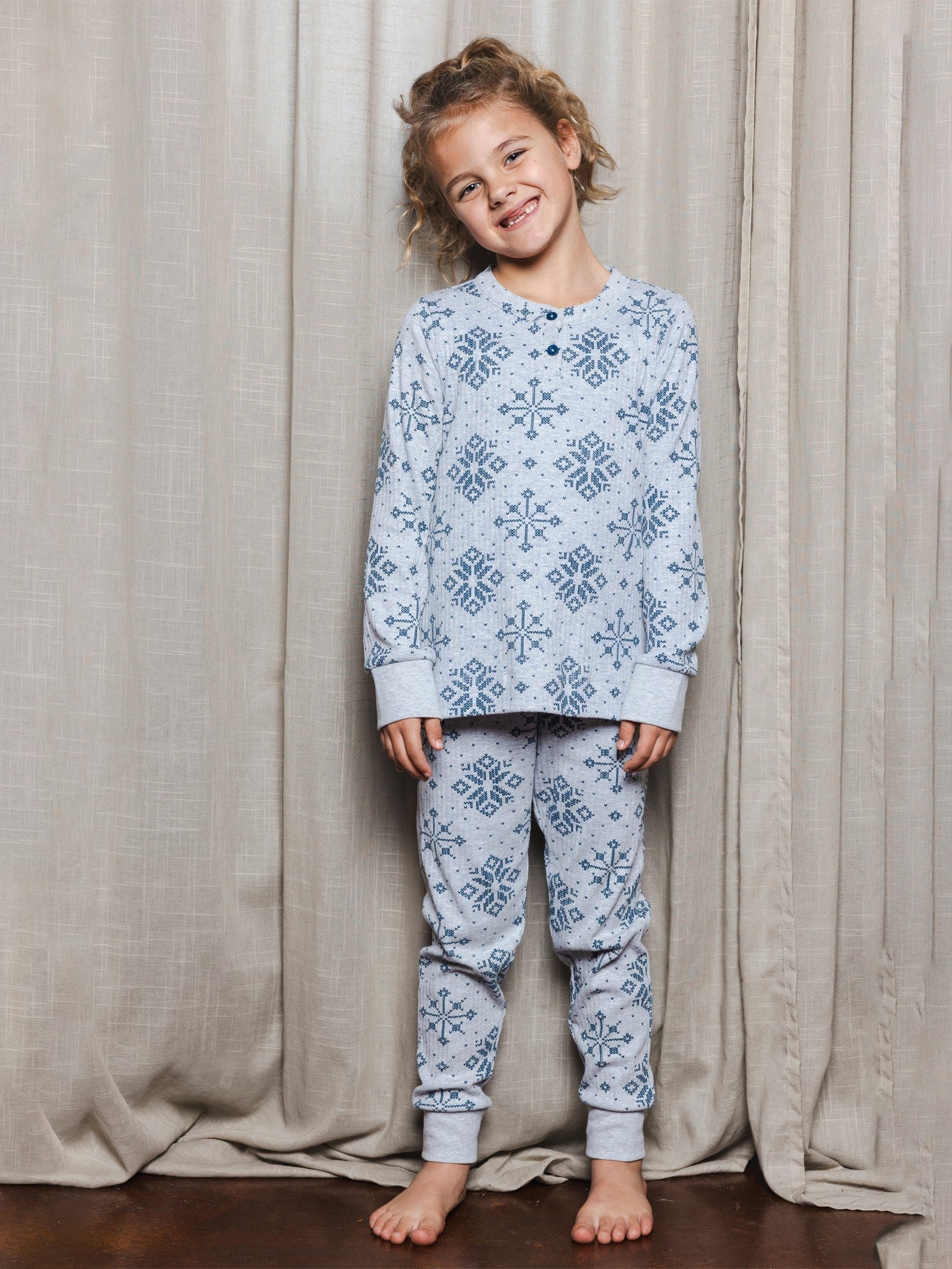 myrebelle-snowy-sparkles-pyjama-kinder-blau image 3