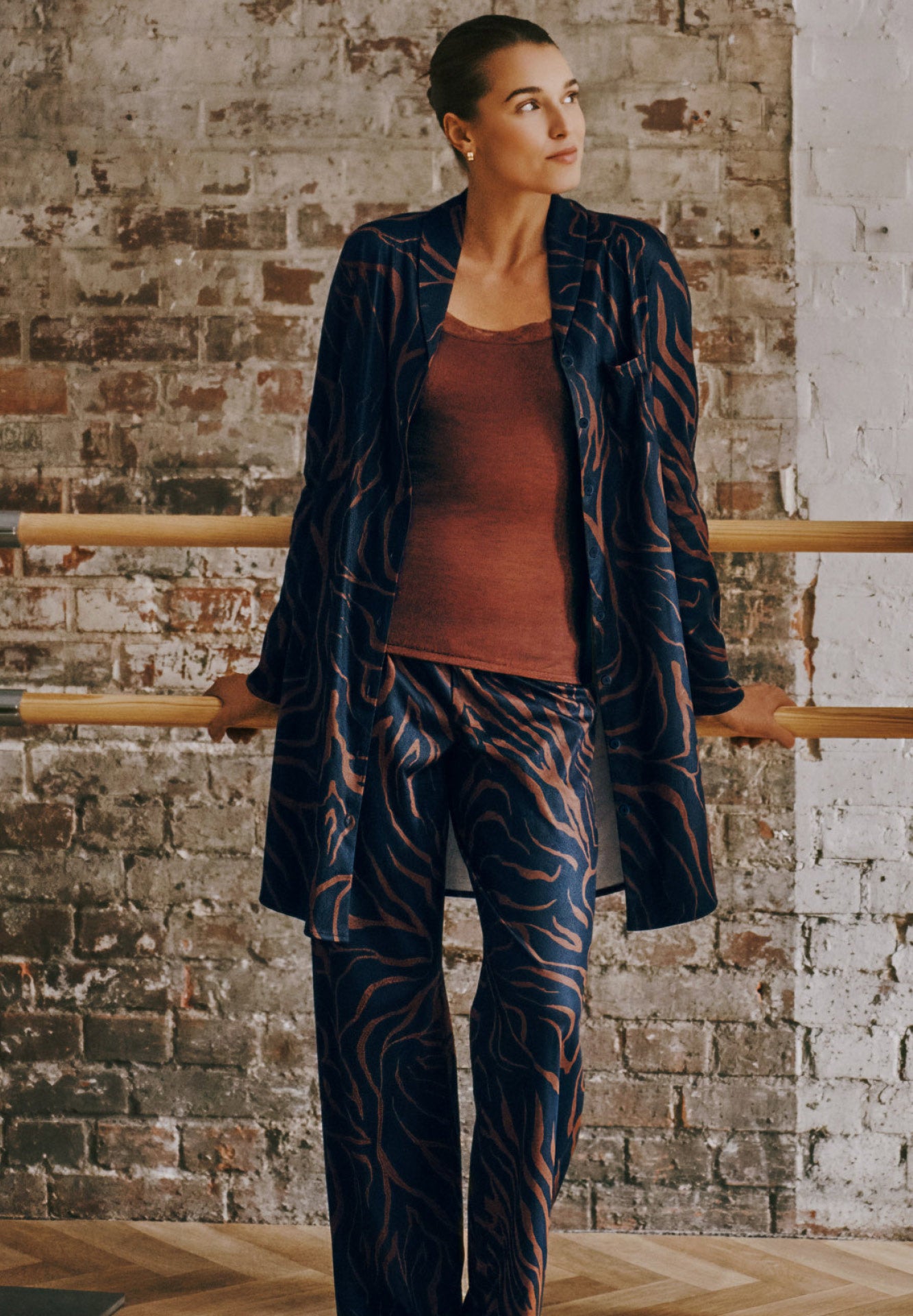 hanro-loungy-nights-nachthemd-90cm-navy-wildness-baumwolle image 1