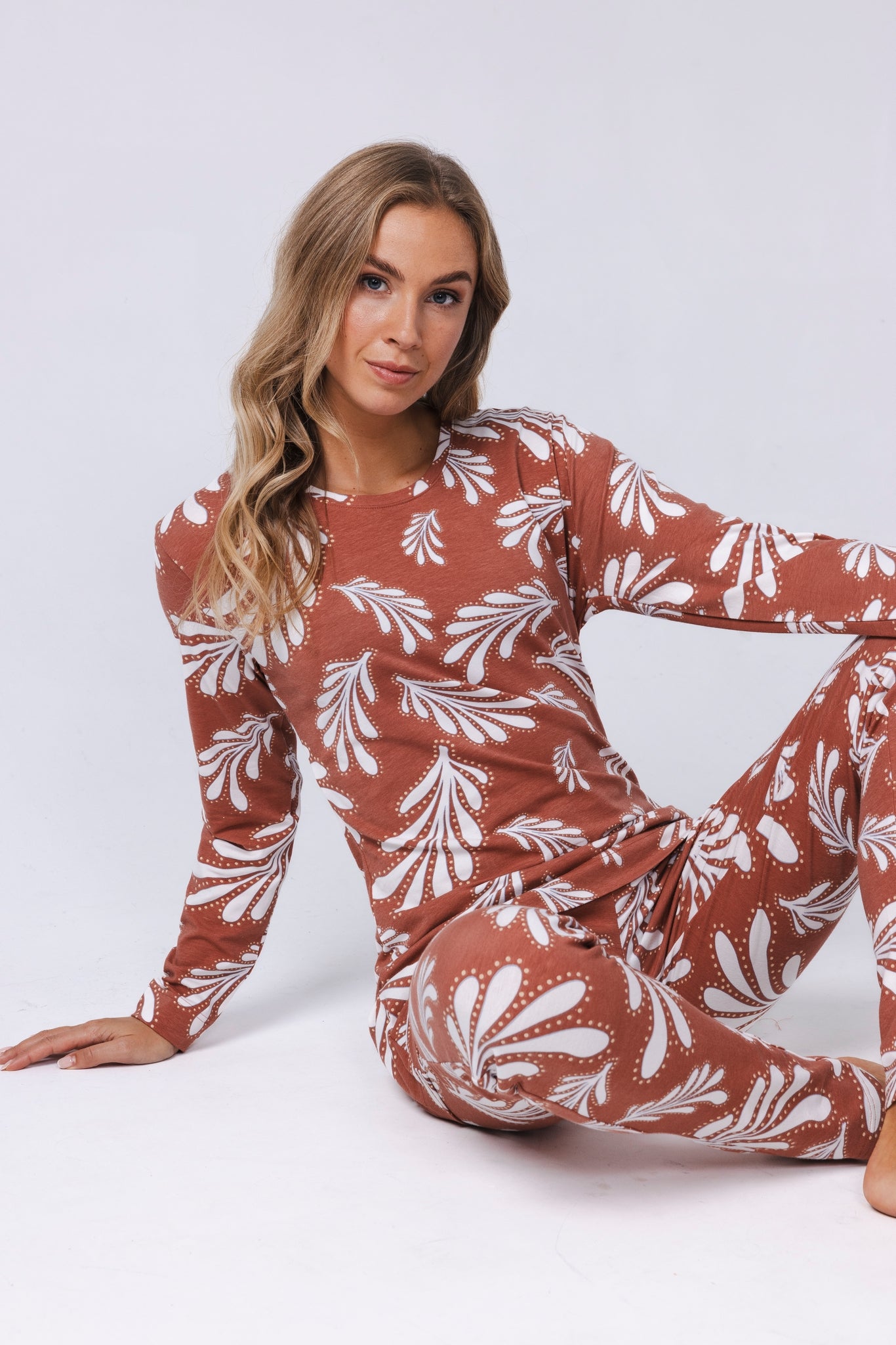 pastunette-tender-pyjama-braun-bl-tterprint-aus-baumwolle image 5