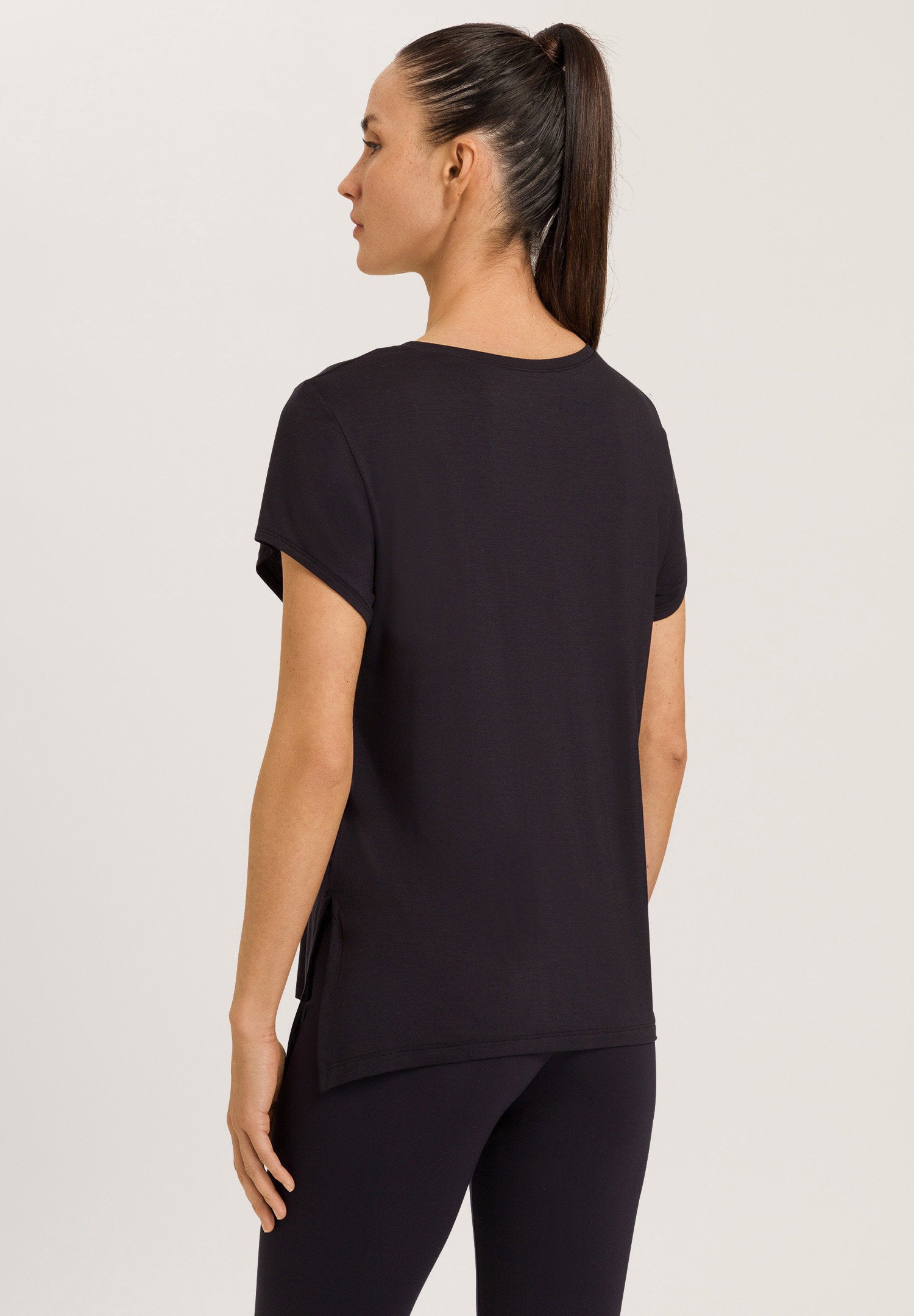 hanro-yoga-kurzarm-shirt-micromodal-black-beauty image 4