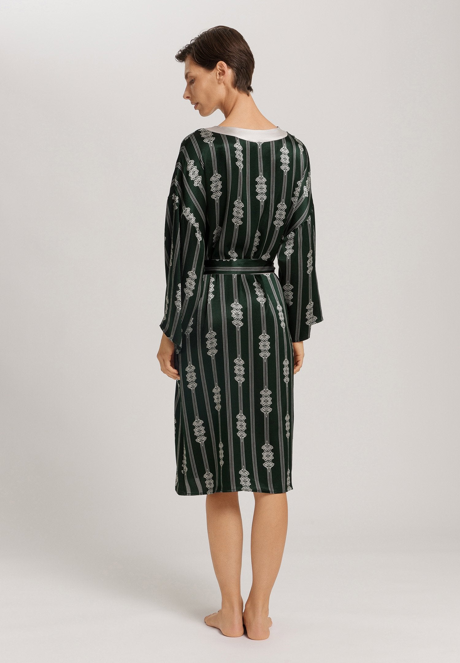 hanro-indra-robe-110cm-morgenmantel-arabesque-stripe-seide image 4