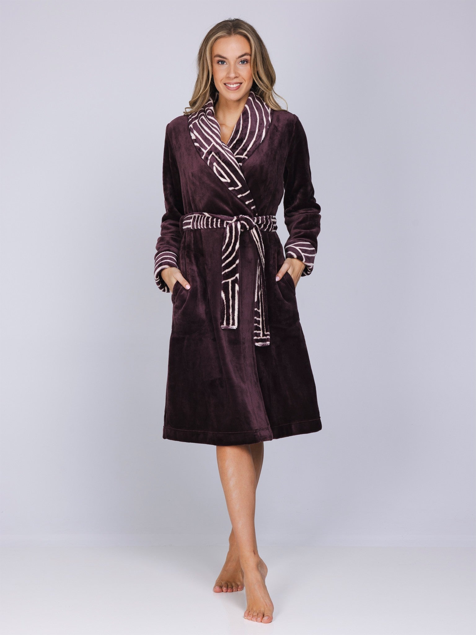 pastunette-premium-lunar-lines-bademantel-lila-recycelt-fleece image 3