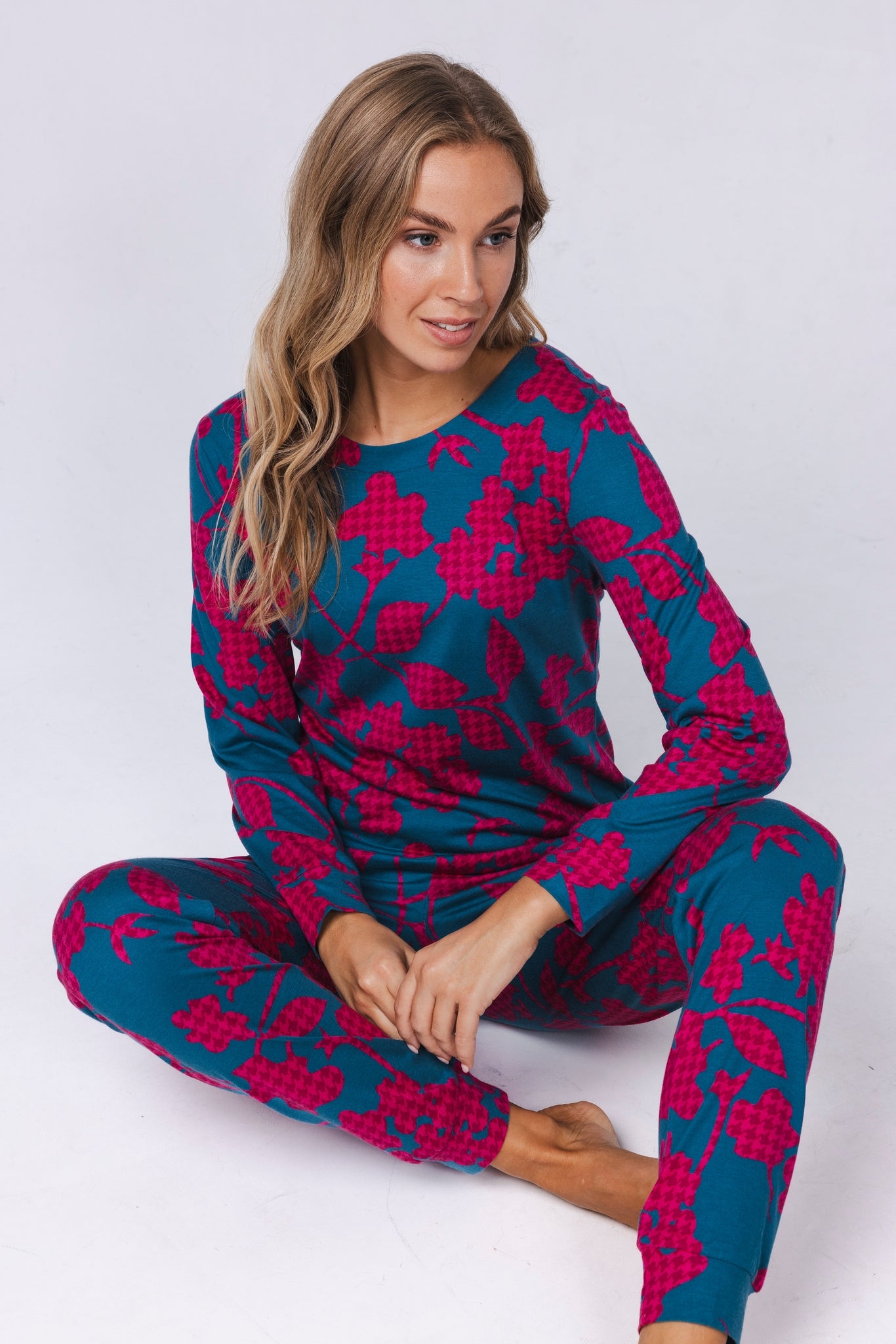 pastunette-sangria-nights-pyjama-gr-n-blumenprint-modal image 4