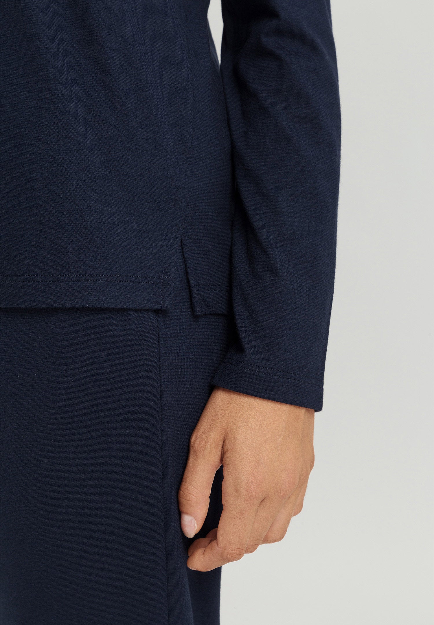 hanro-sleep-lounge-langarmshirt-deep-navy-tencel image 6