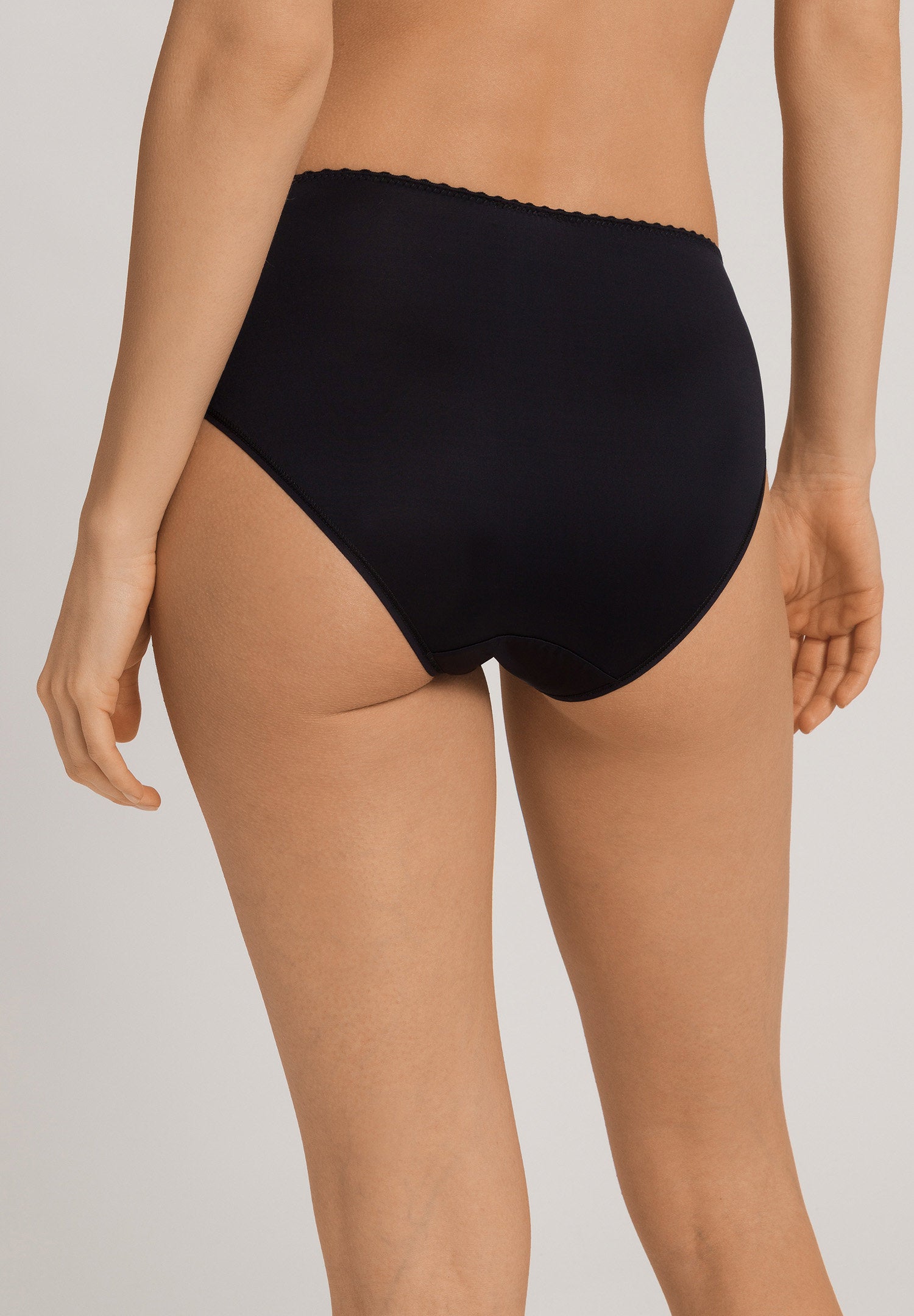 hanro-satin-deluxe-midi-briefs-071126-schwarz-modal image 4