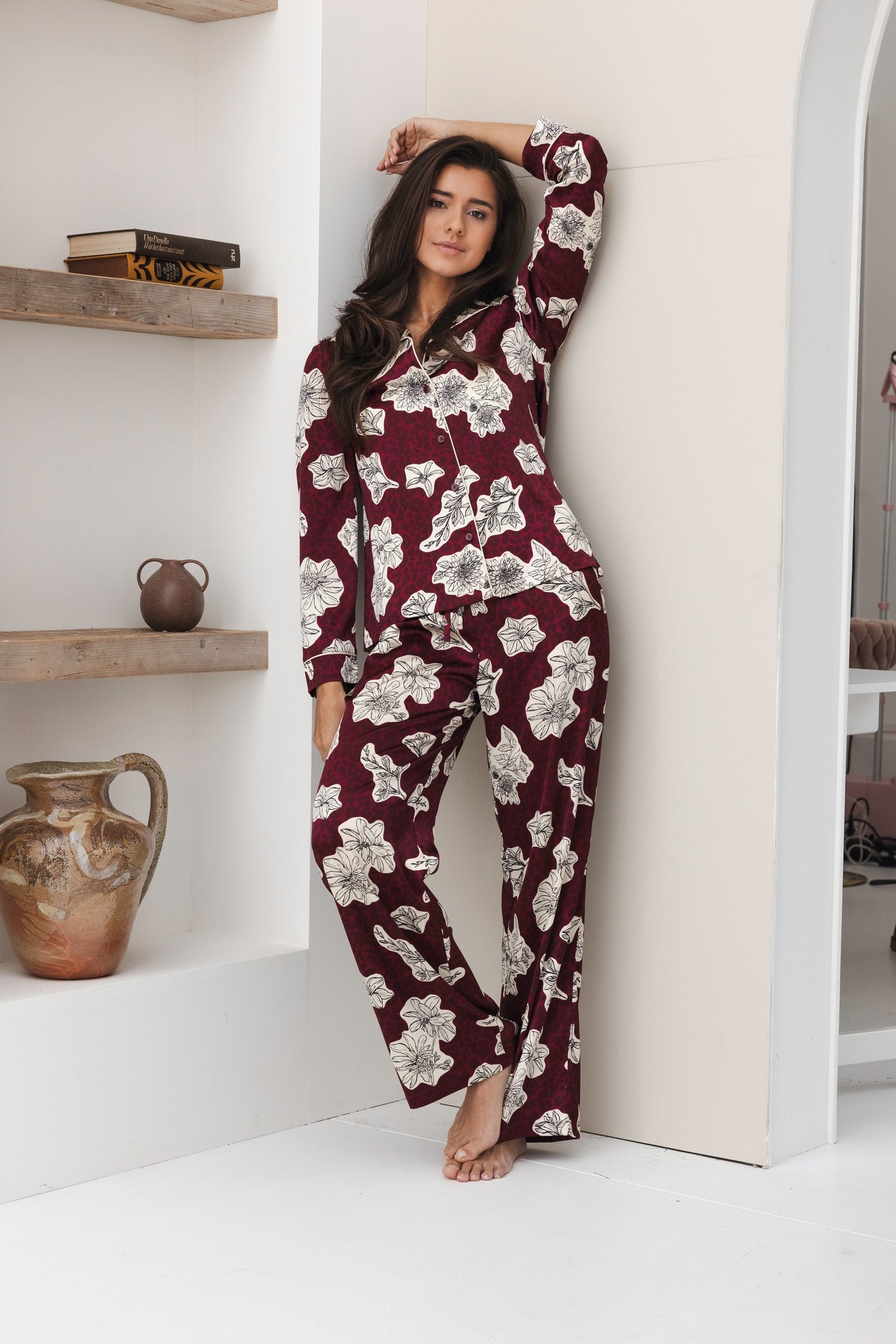 pastunette-premium-burgundy-dream-pyjama-bordeaux-satin-blumen image 6