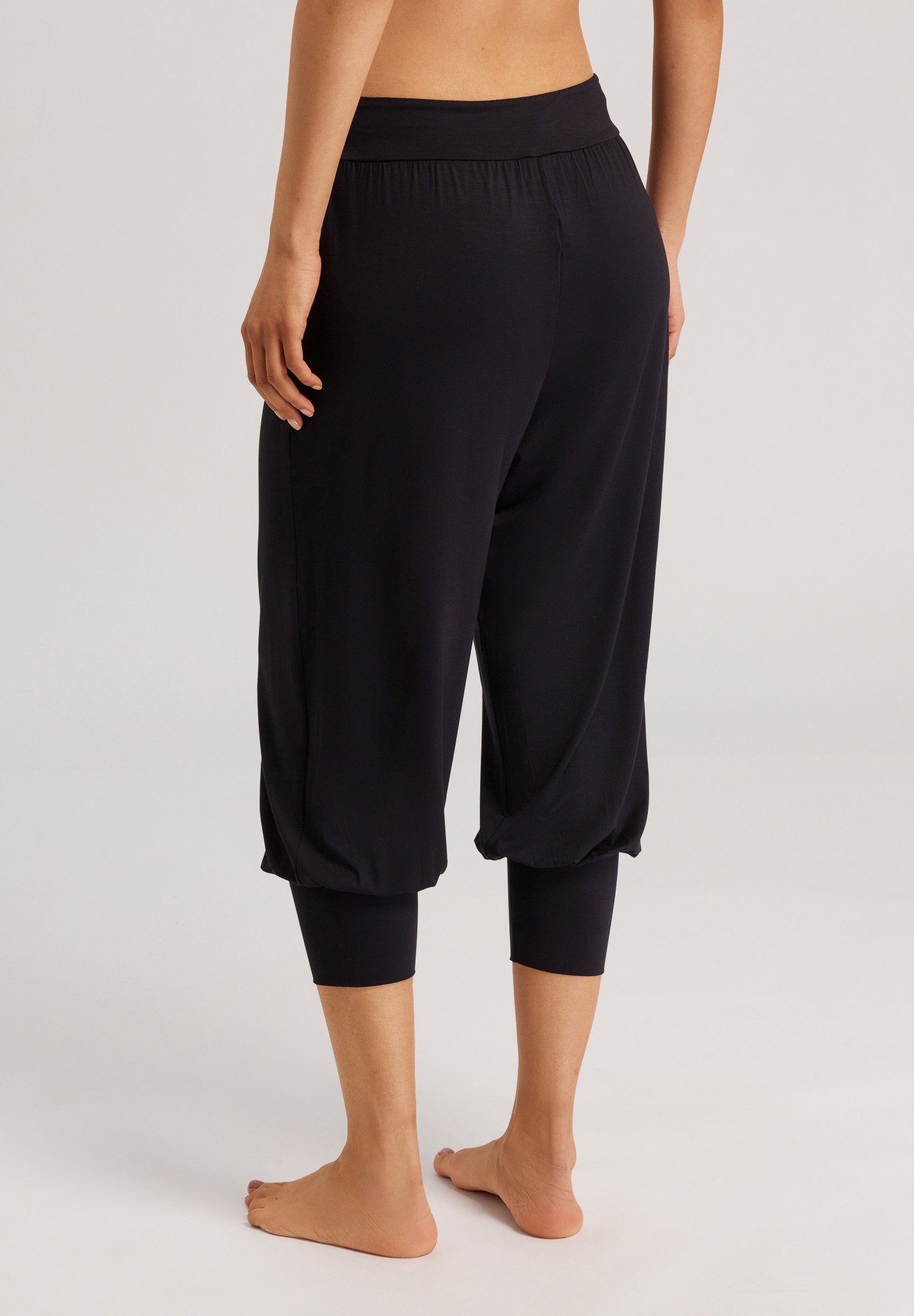 hanro-yoga-hose-black-beauty-lang-tencel-modal image 4