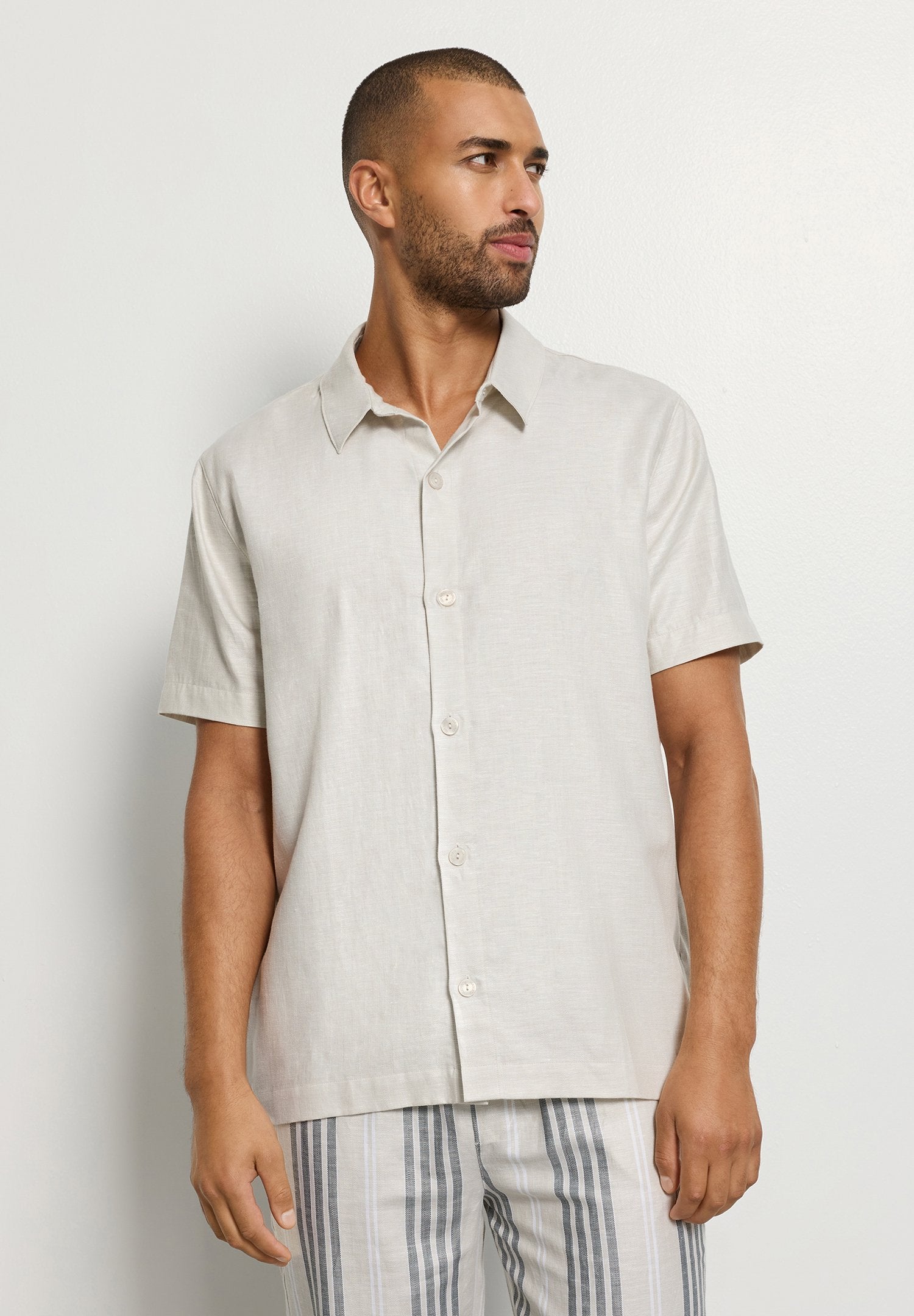 hanro-urban-casuals-s-slv-shirt-kurzarmhemd-sandy-leinen image 2