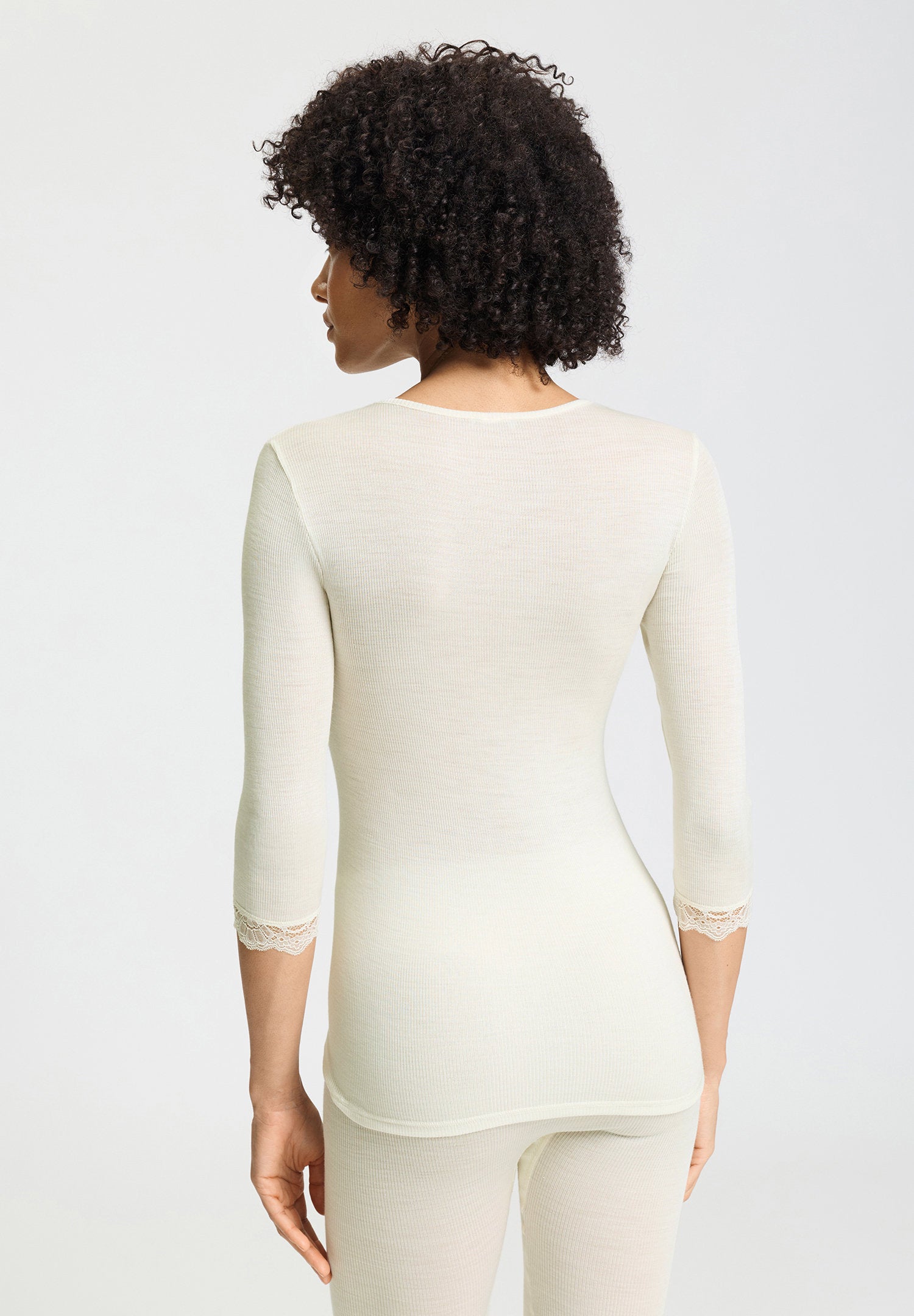 hanro-woolen-lace-3-4-shirt-misty-white-wolle-seide image 4