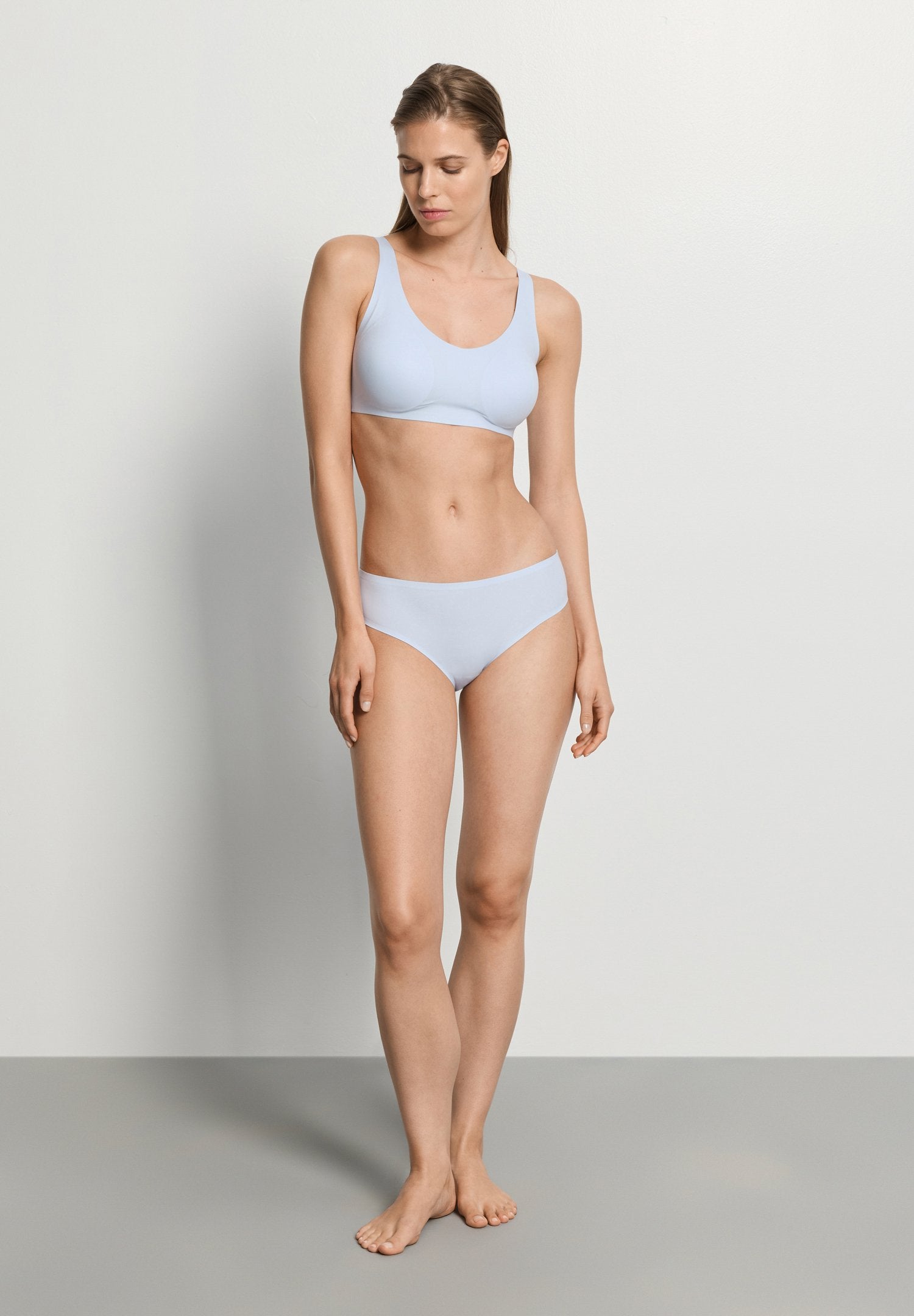 hanro-invisible-touch-midi-slip-blue-dove-nahtlos image 5
