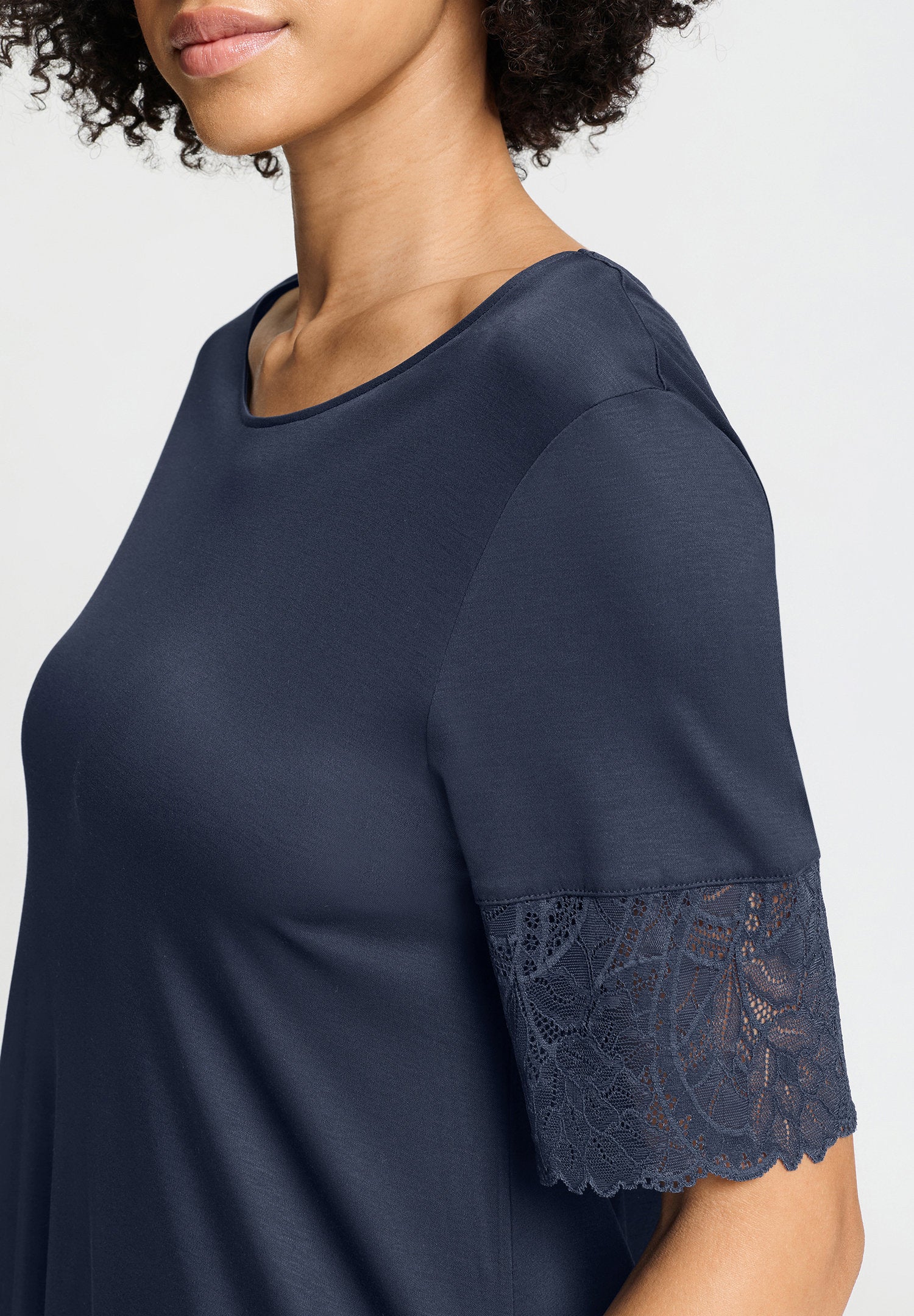 hanro-azelia-nachthemd-damen-deep-navy-tencel-spitze image 5