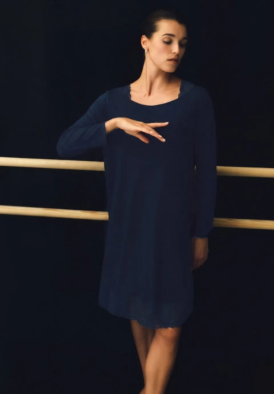 hanro-azelia-074703-nachthemd-deep-navy-langarm-tencel image 1