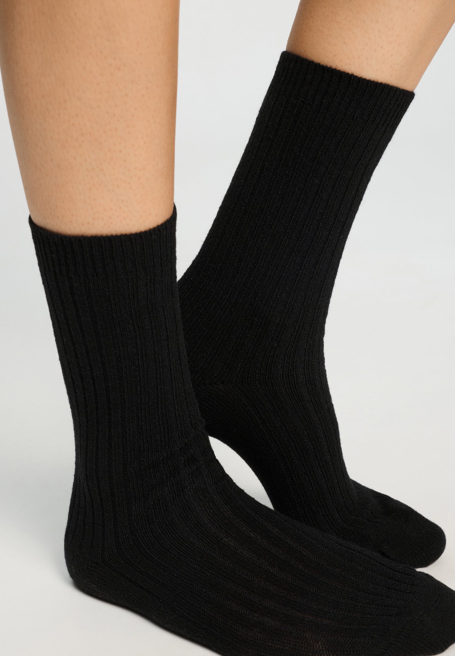 hanro-accessories-socks-078551-socken-schwarz-kaschmir image 4