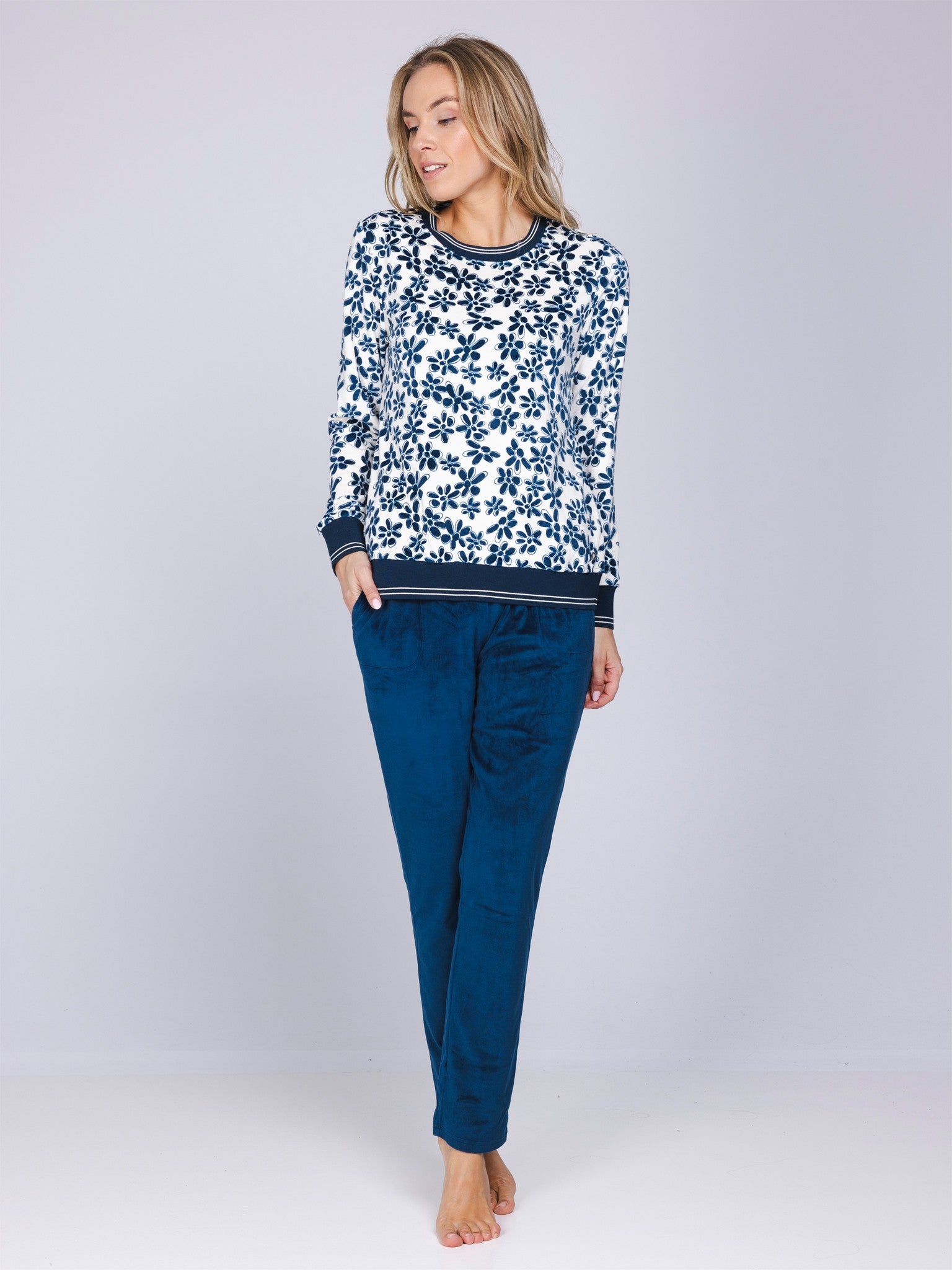 pastunette-nordic-bloom-pyjama-blau-fleece-velours image 4