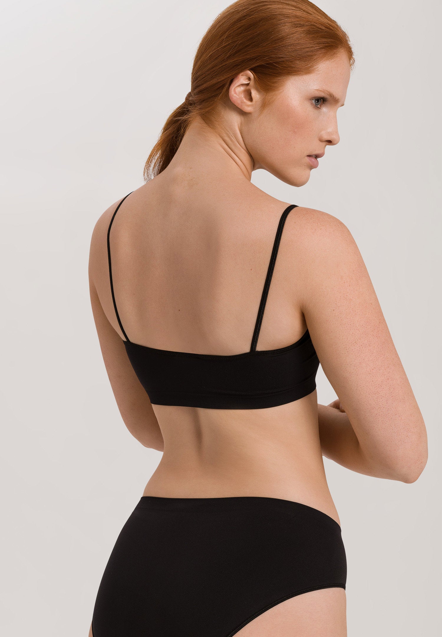hanro-touch-feeling-crop-top-schwarz-microfaser-bustier image 4