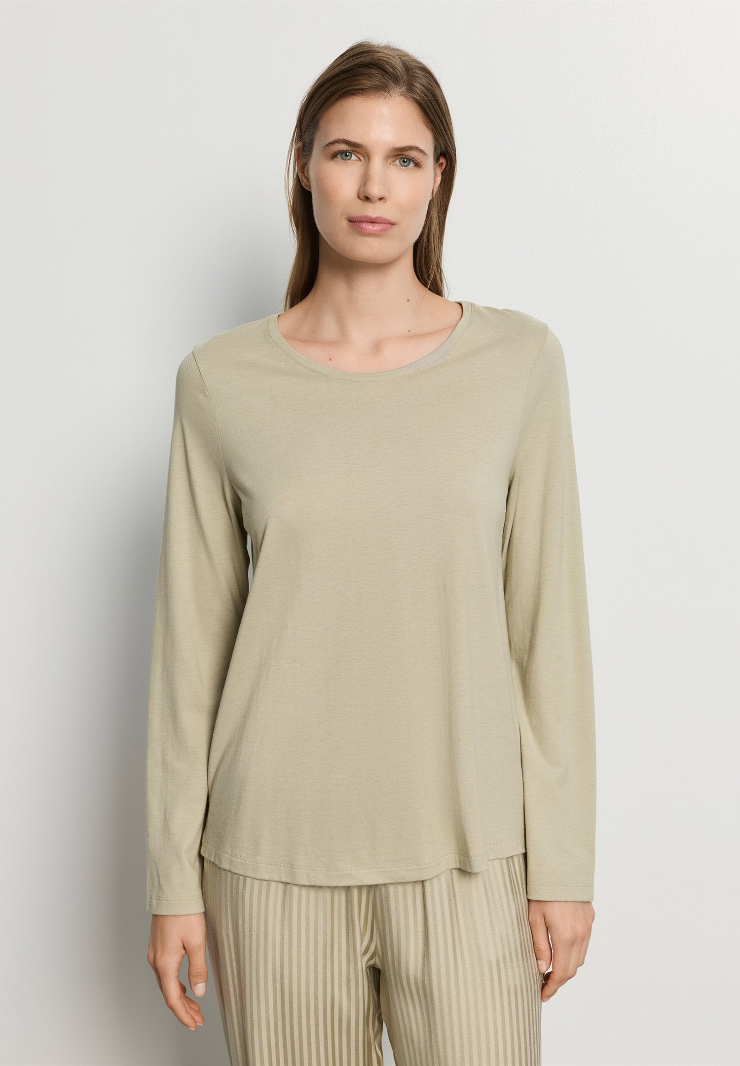 hanro-sleep-lounge-langarmshirt-olive-tencel-modal image 2