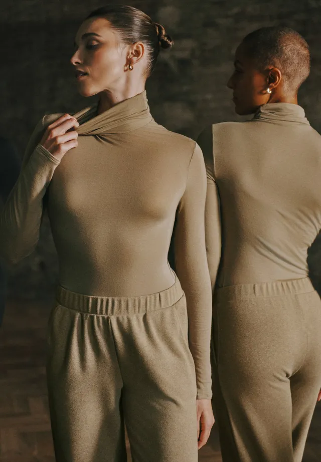 hanro-ultralight-turtle-neck-shirt-rolli-suede-camel-merino image 1