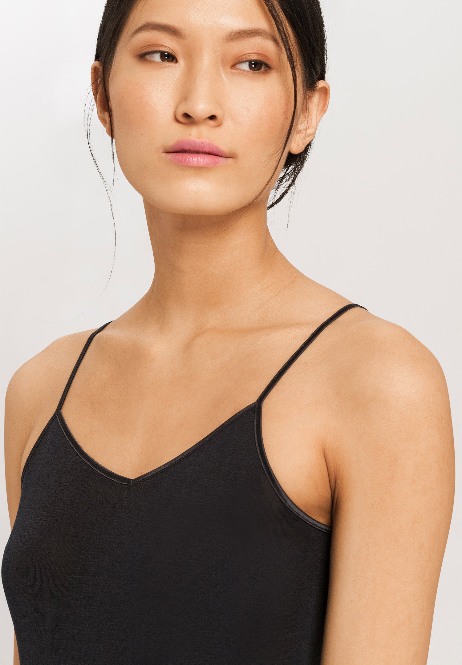 hanro-pure-silk-spaghetti-top-schwarz-100-seide-nahtlos image 6