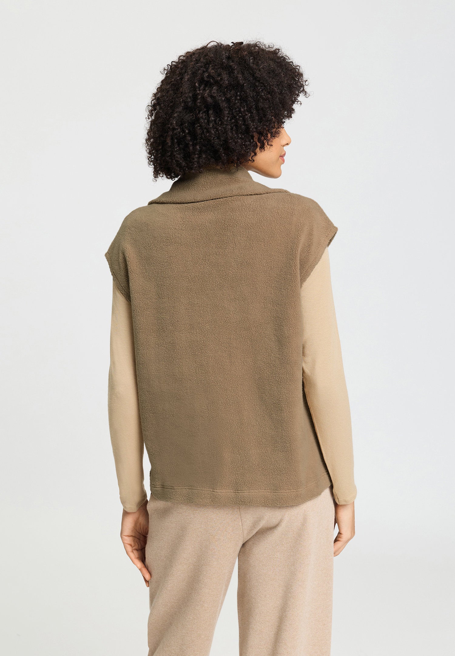 hanro-easy-wear-weste-damen-suede-camel-teddyfleece image 4