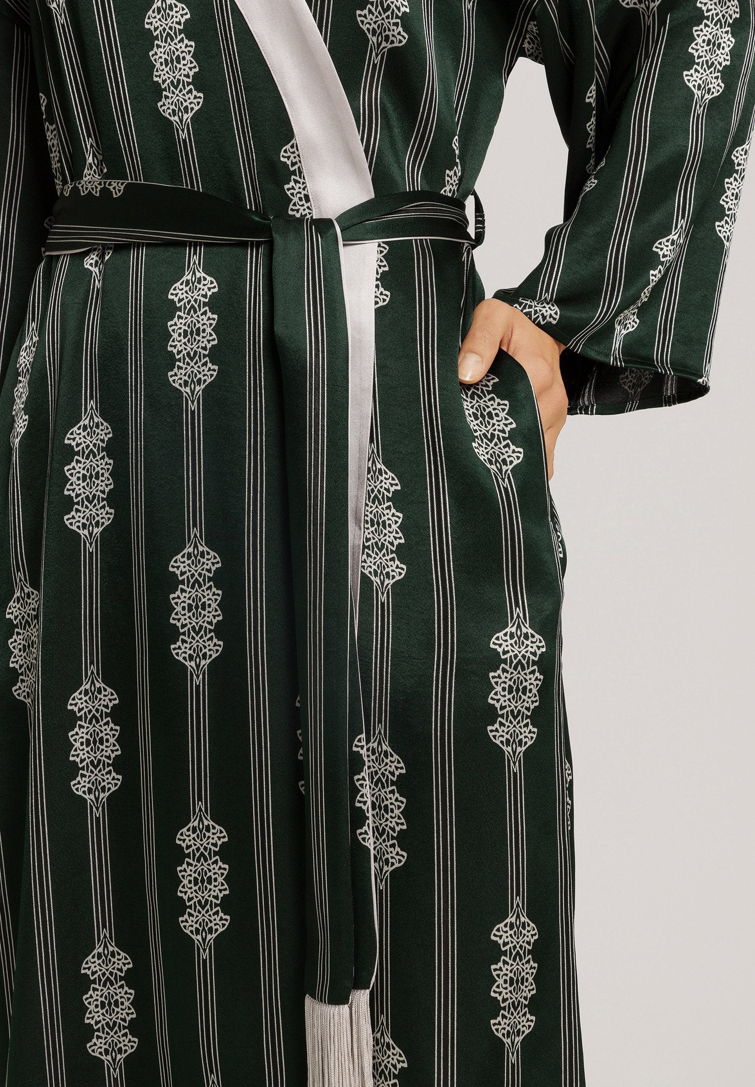 hanro-indra-robe-110cm-morgenmantel-arabesque-stripe-seide image 6
