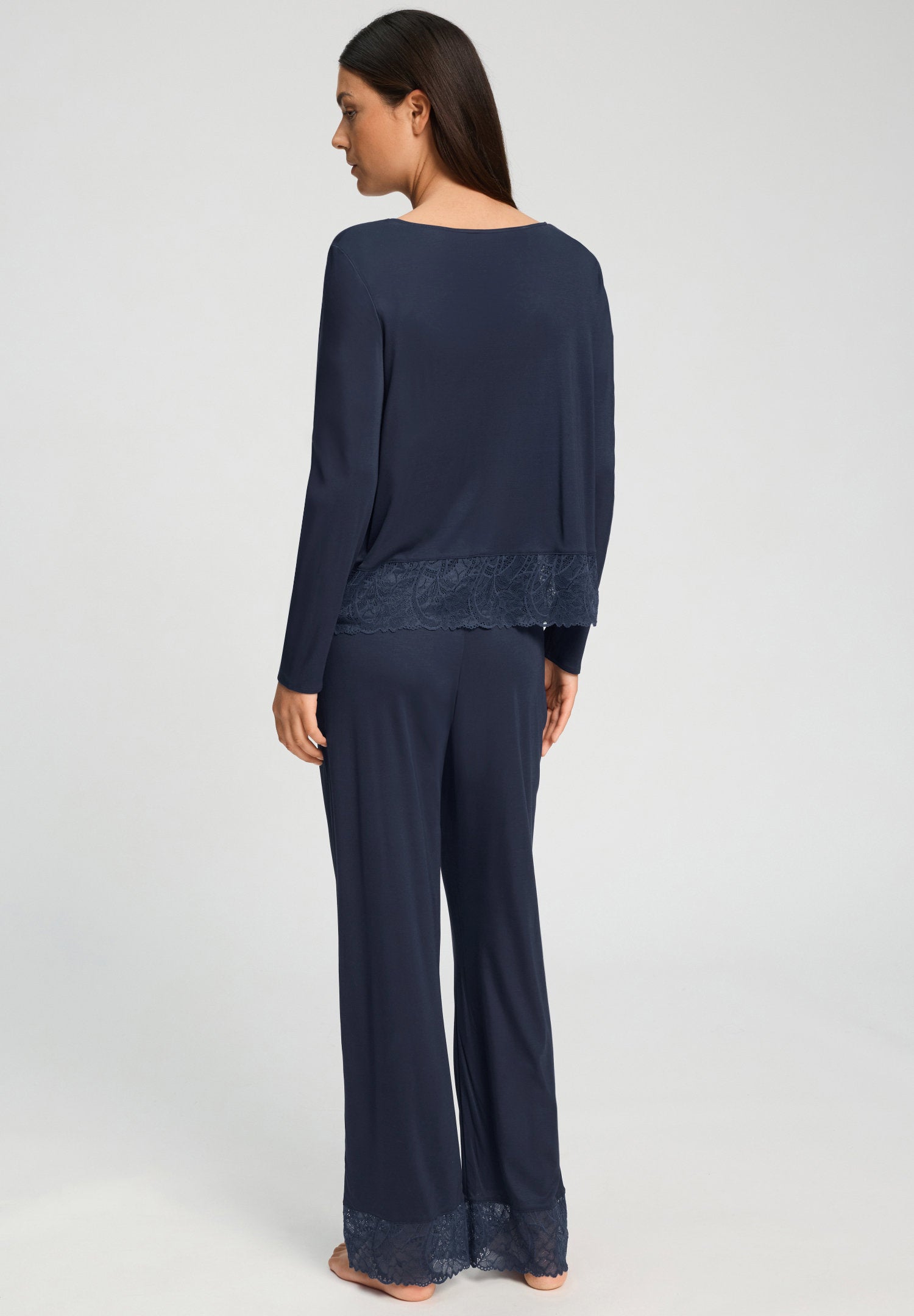 hanro-azelia-pyjama-lang-deep-navy-micromodal-spitze image 4