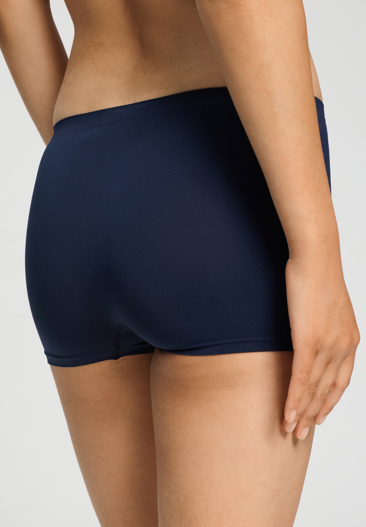 hanro-touch-feeling-panty-slip-deep-navy-microfaser image 4