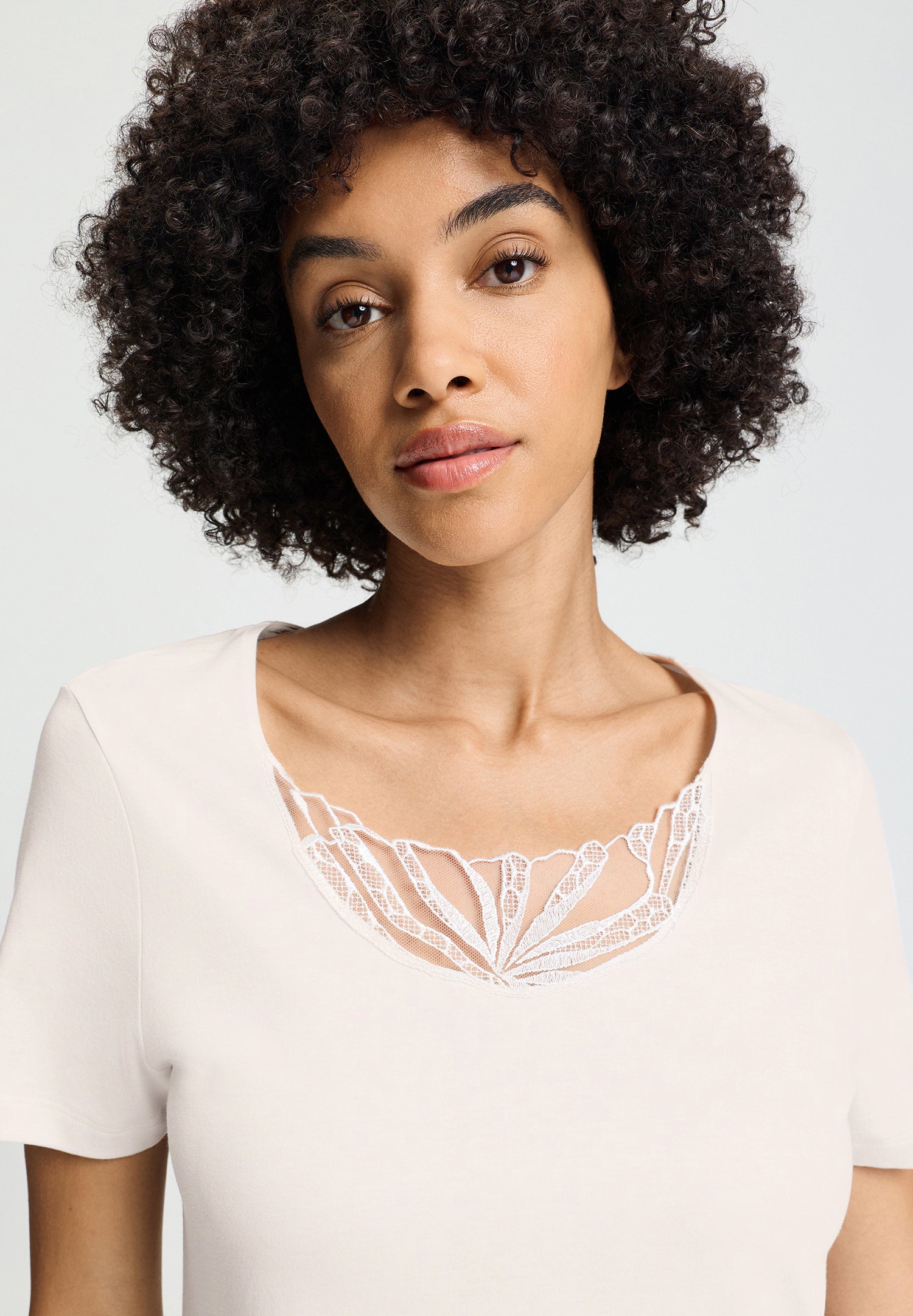 hanro-rosaria-nachthemd-100cm-kurzarm-off-white-stickerei image 6