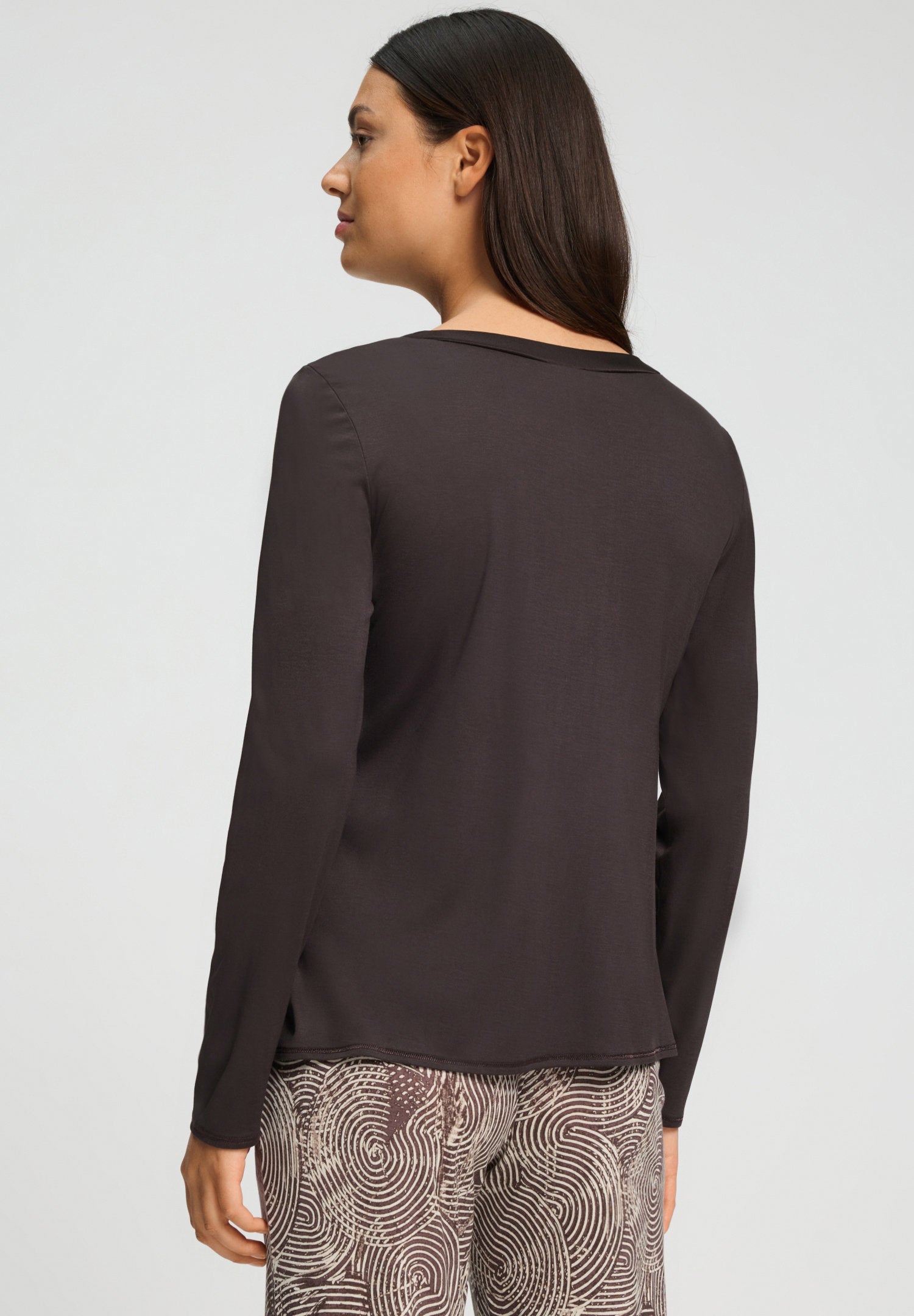 hanro-grand-central-shirt-langarm-dark-mocha-modal-seide image 4