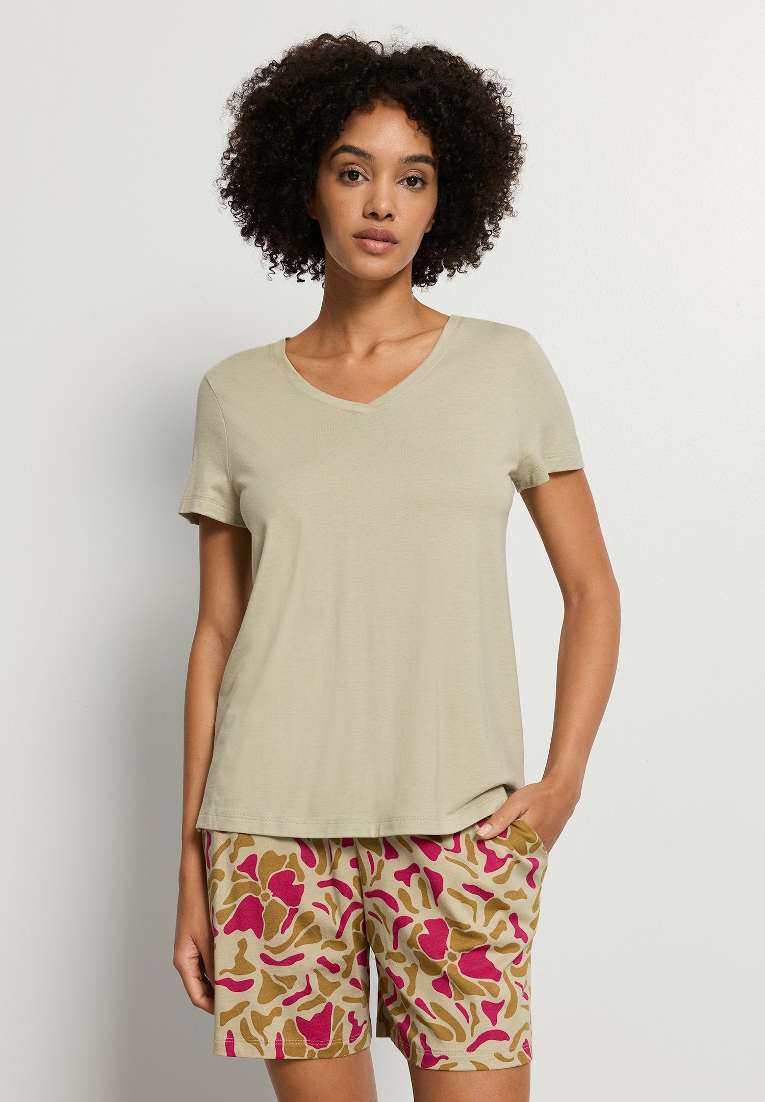 hanro-sleep-lounge-shirt-kurzarm-olive-stem-tencel-modal image 2