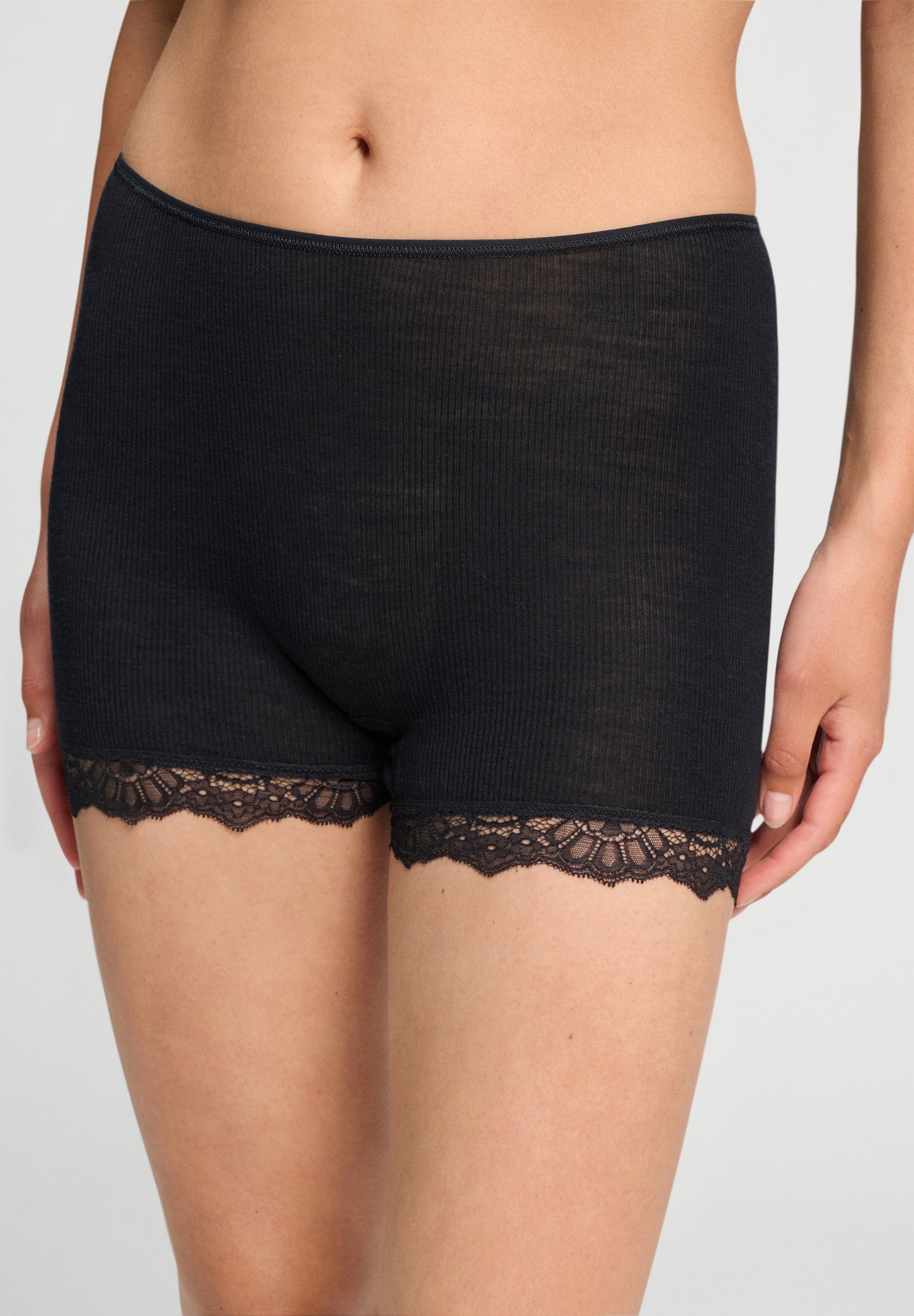 hanro-woolen-lace-panty-schwarz-merino-wolle-seide image 2
