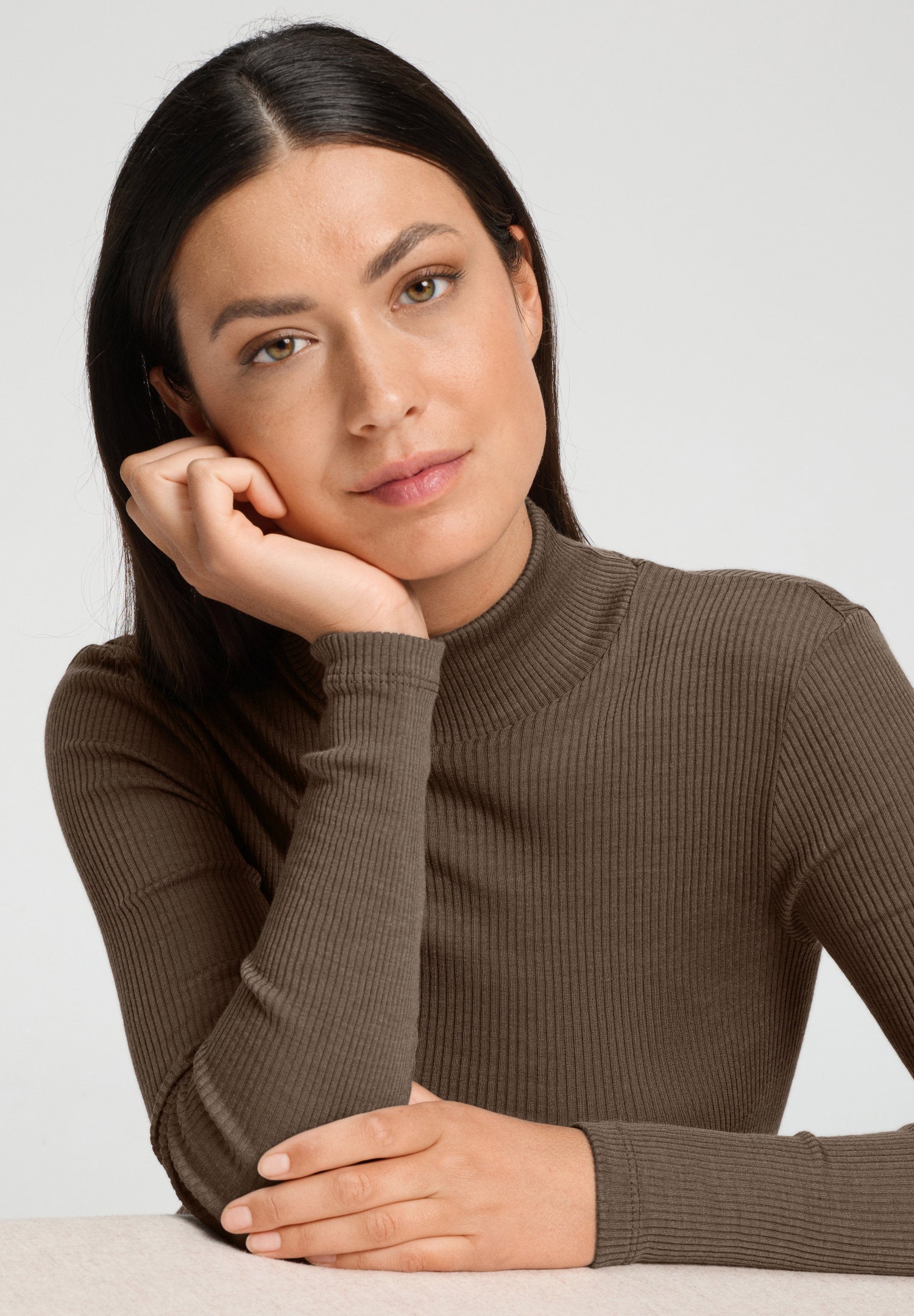 hanro-marcia-turtle-neck-shirt-damen-natural-teak-seide image 6