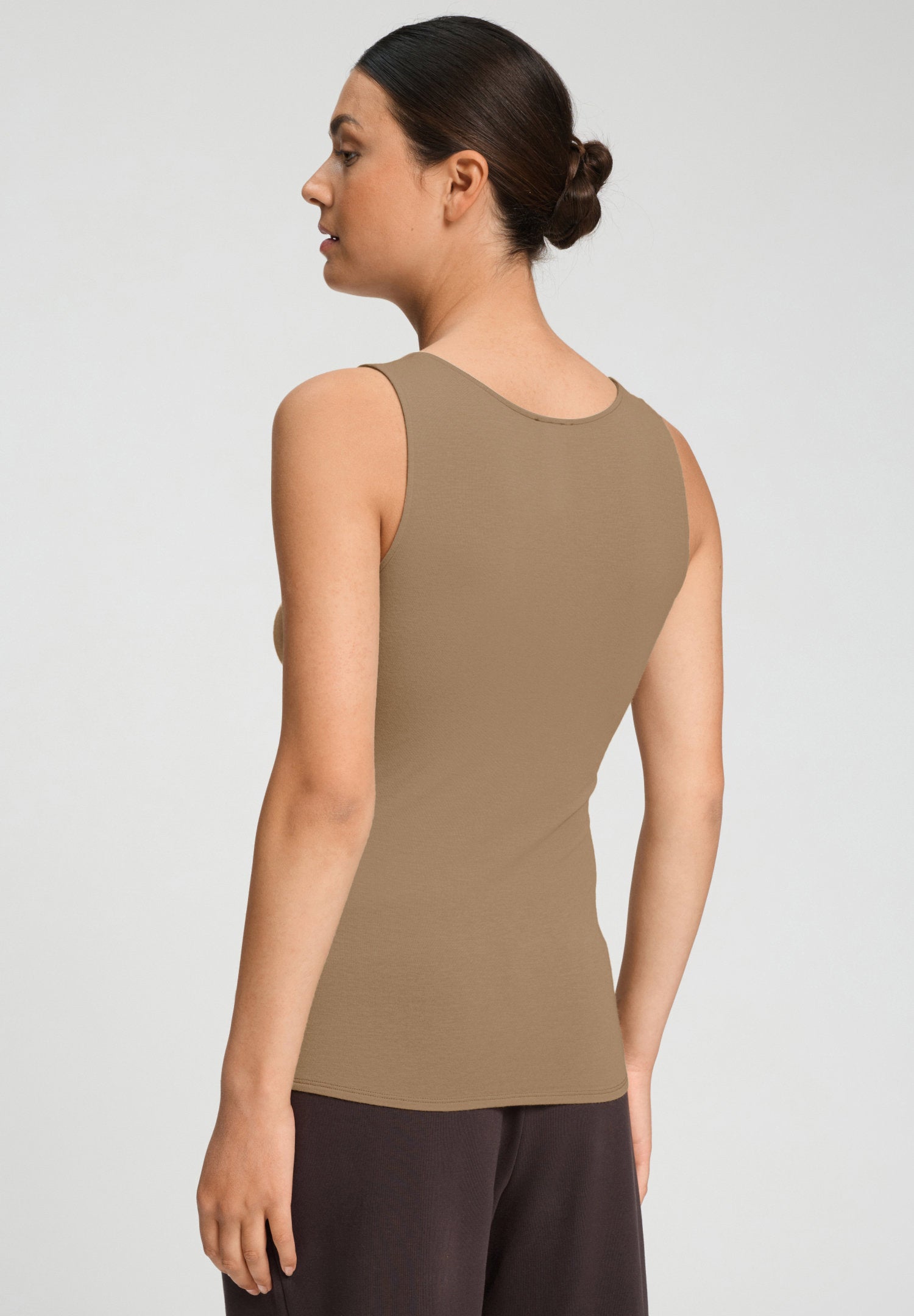 hanro-ultralight-wool-tank-top-damen-suede-camel-merinowolle image 4