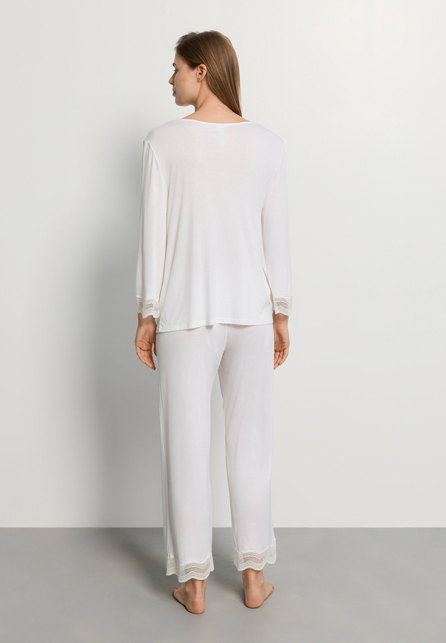 hanro-cira-pyjama-set-off-white-tencel-modal-spitze image 4