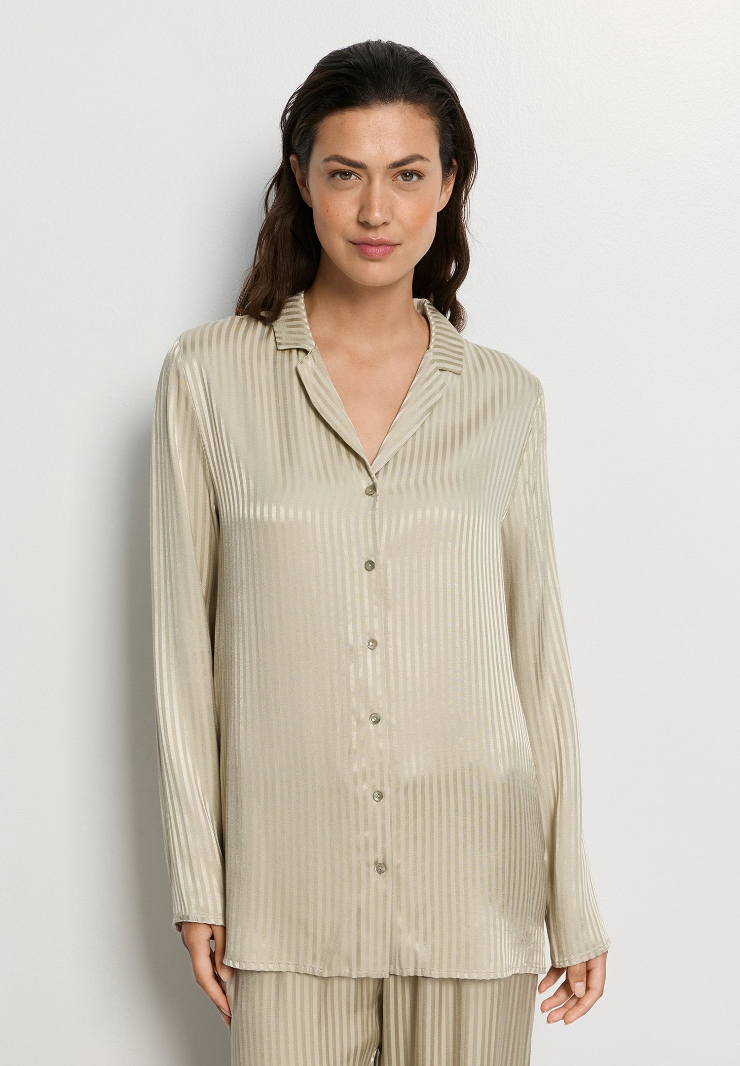 hanro-sleep-lounge-074857-bigshirt-olive-stem-viskose image 2