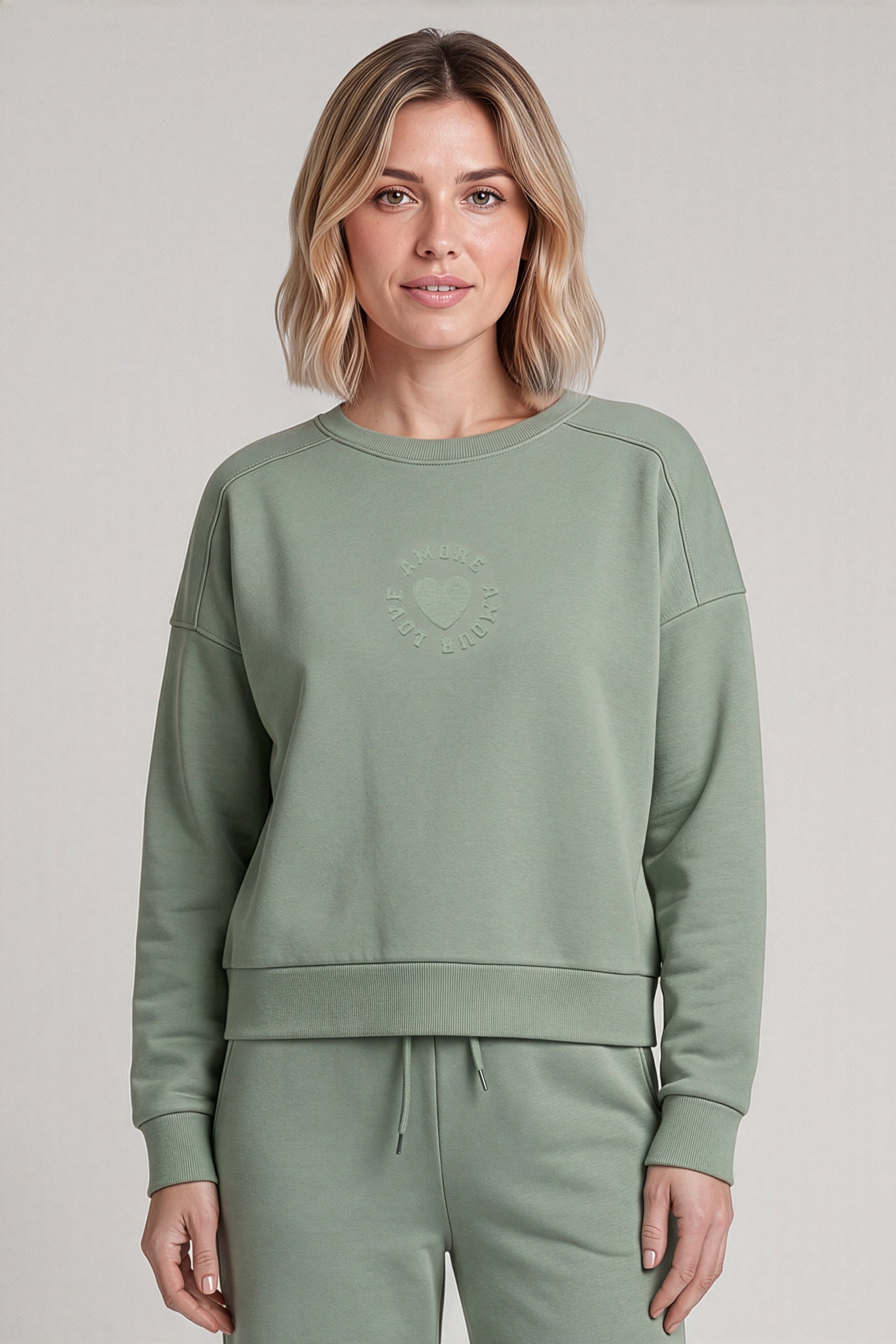 r-sch-be-happy-sweatshirt-langarm-gr-n-modal-frontlogo image 1