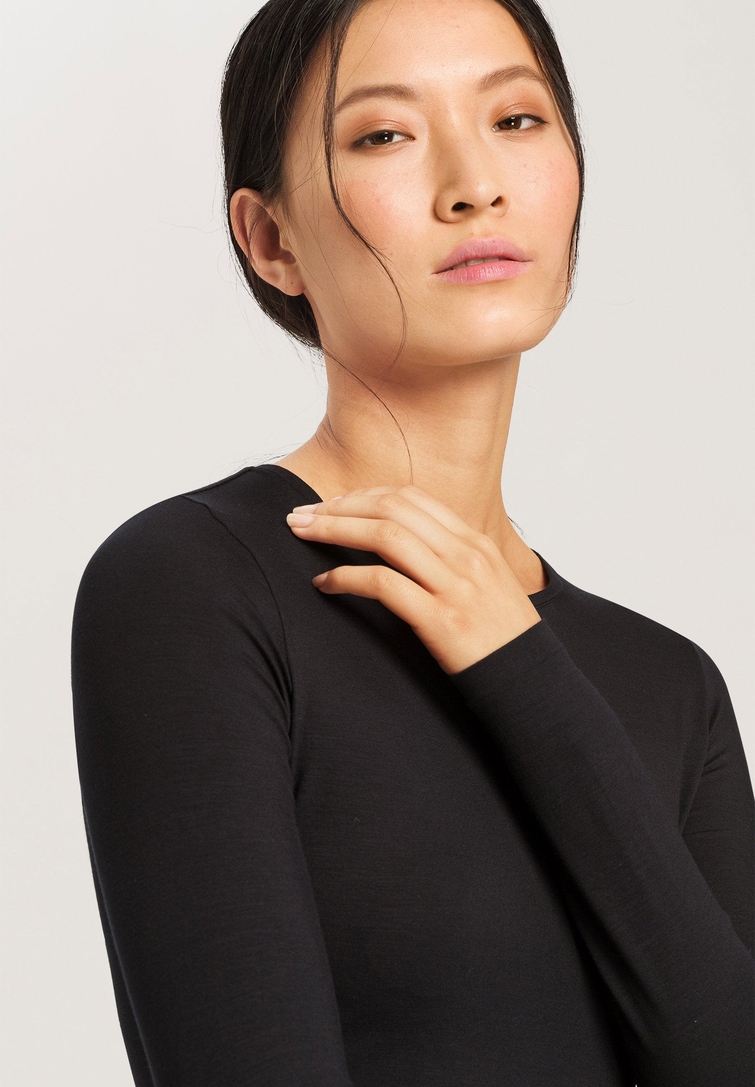 hanro-soft-touch-langarm-shirt-damen-schwarz-modal image 6