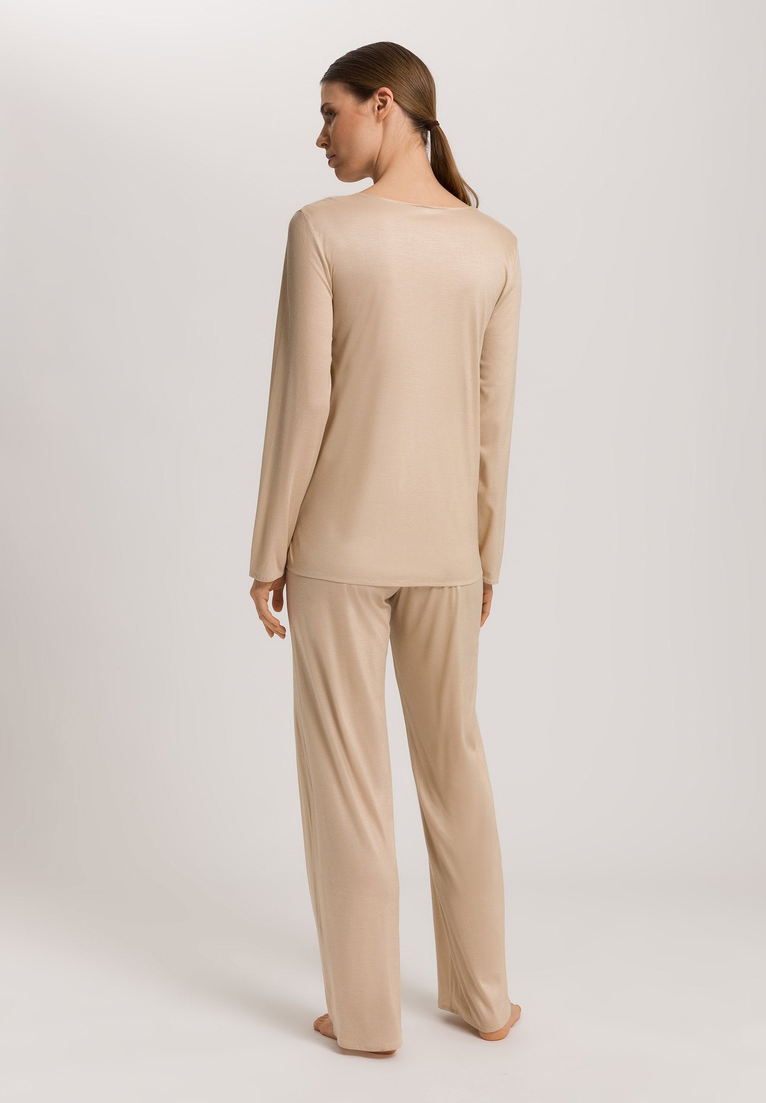 hanro-lilith-pyjama-langarm-coffee-quartz-modal-spitze image 4