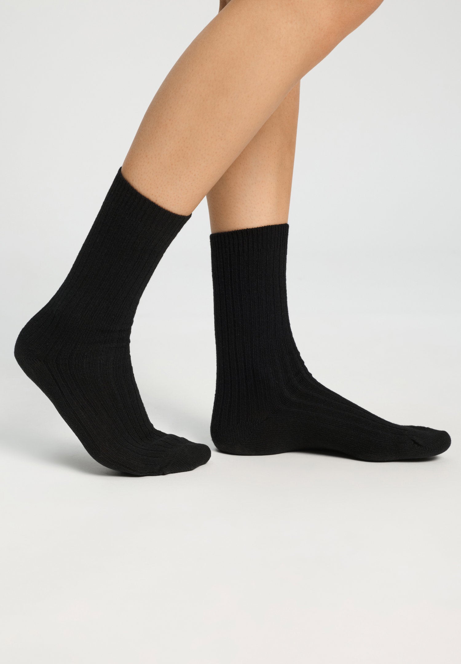 hanro-accessories-socks-078551-socken-schwarz-kaschmir image 2