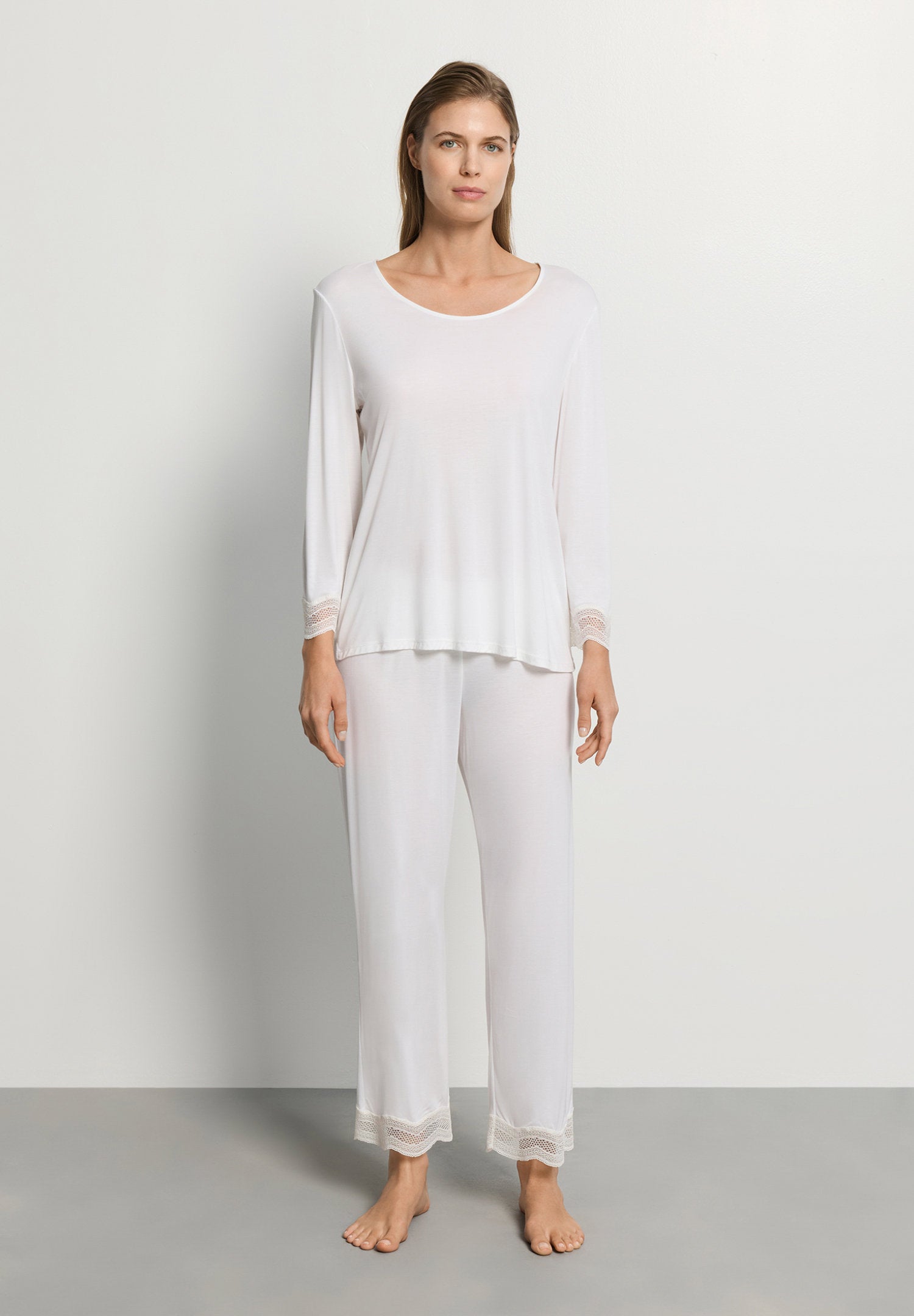 hanro-cira-pyjama-set-off-white-tencel-modal-spitze image 2