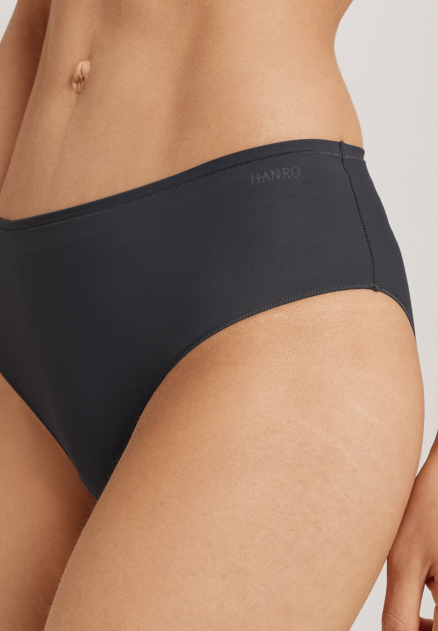 hanro-allure-midi-briefs-slip-obsidian-microfaser image 6