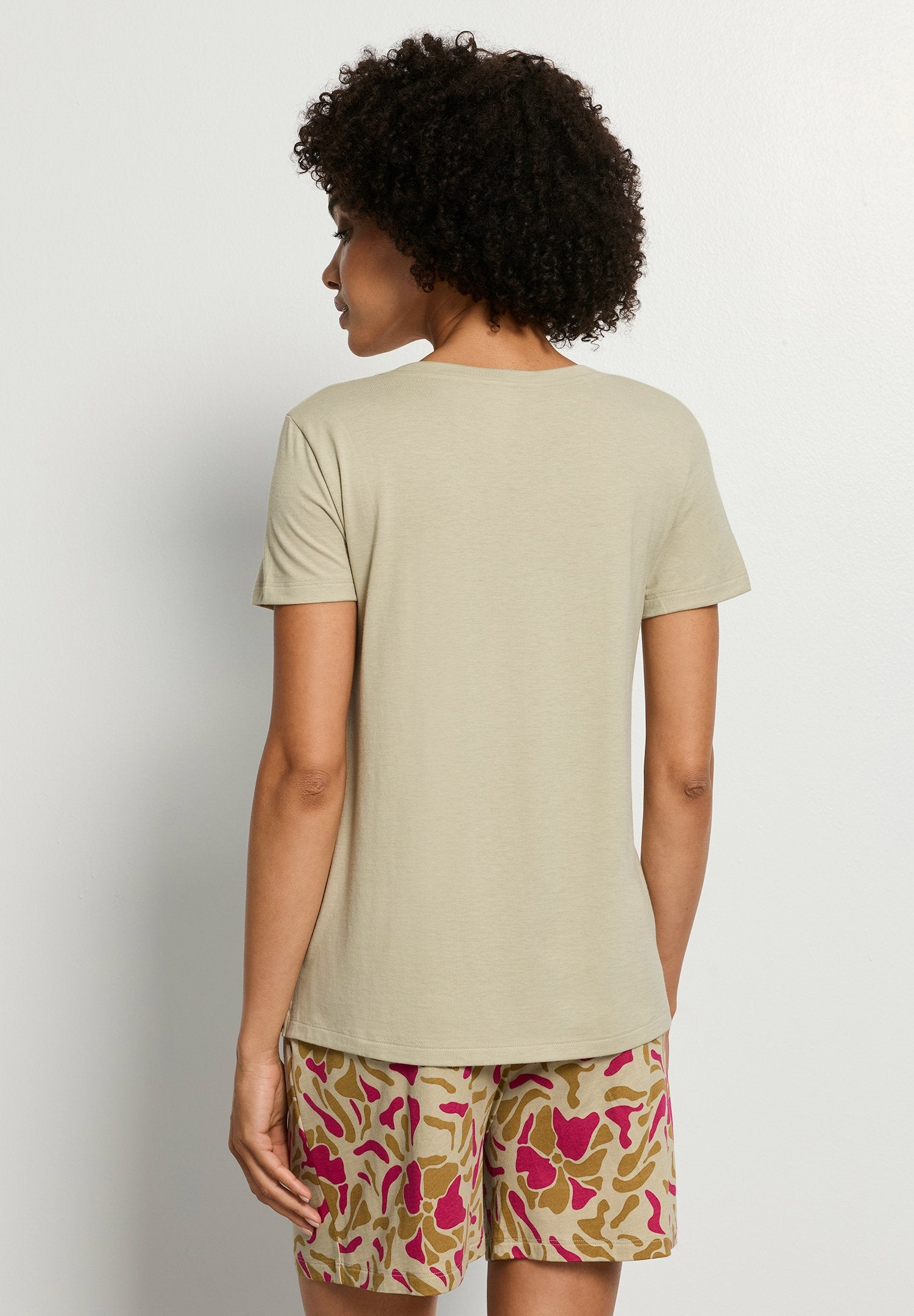 hanro-sleep-lounge-shirt-kurzarm-olive-stem-tencel-modal image 4