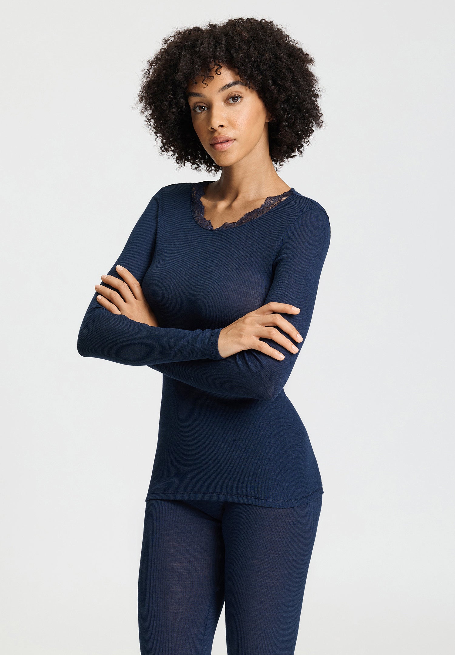 hanro-woolen-lace-langarmshirt-deep-navy-wolle-seide-spitze image 2