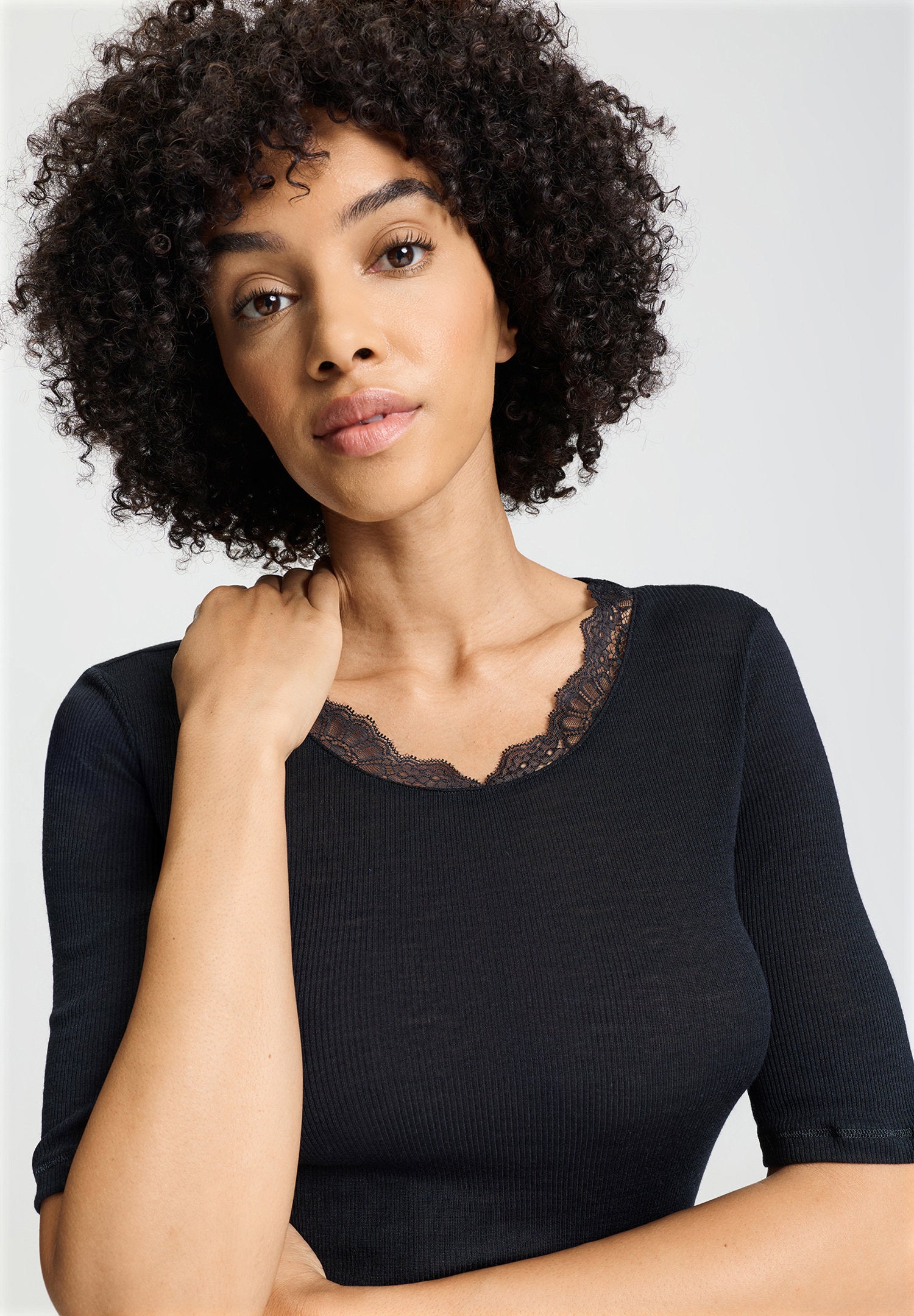 hanro-woolen-lace-kurzarm-shirt-damen-schwarz-merinowolle image 6