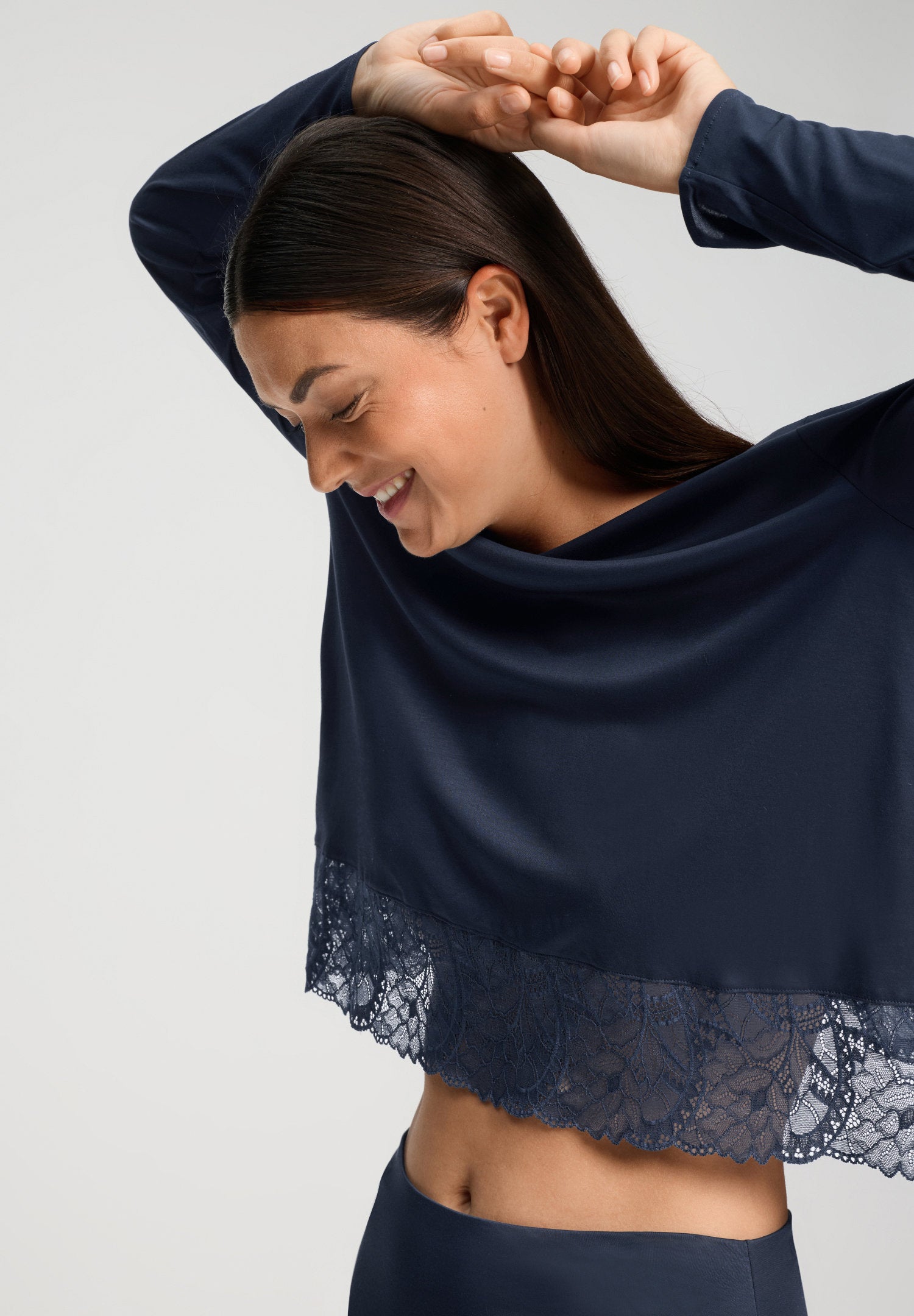 hanro-azelia-pyjama-lang-deep-navy-micromodal-spitze image 5