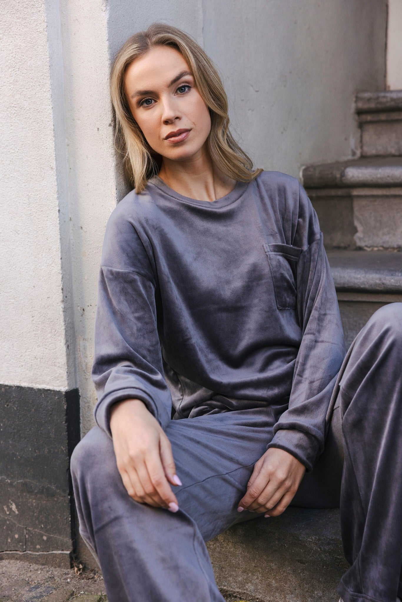 pastunette-myrebelle-grey-harmony-velours-hausanzug-grau-recycelt image 2